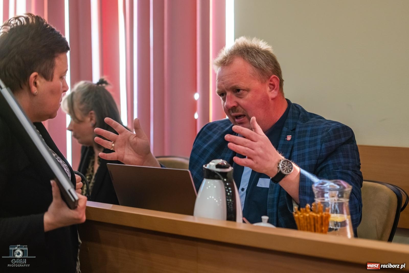 Zdjęcie w galerii na portalu naszraciborz.pl: Smutek i szok po ujawnieniu planów władz miasta. Nauczyciele, rodzice i dzieci z SP 13 przyszli na komisję oświaty wiadomości z regionu