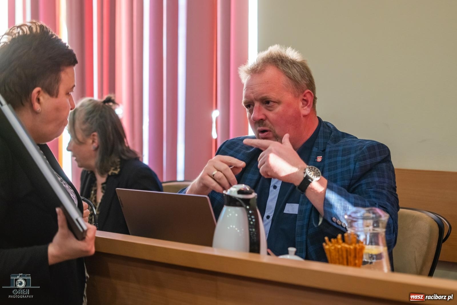 Zdjęcie w galerii na portalu naszraciborz.pl: Smutek i szok po ujawnieniu planów władz miasta. Nauczyciele, rodzice i dzieci z SP 13 przyszli na komisję oświaty wiadomości z regionu