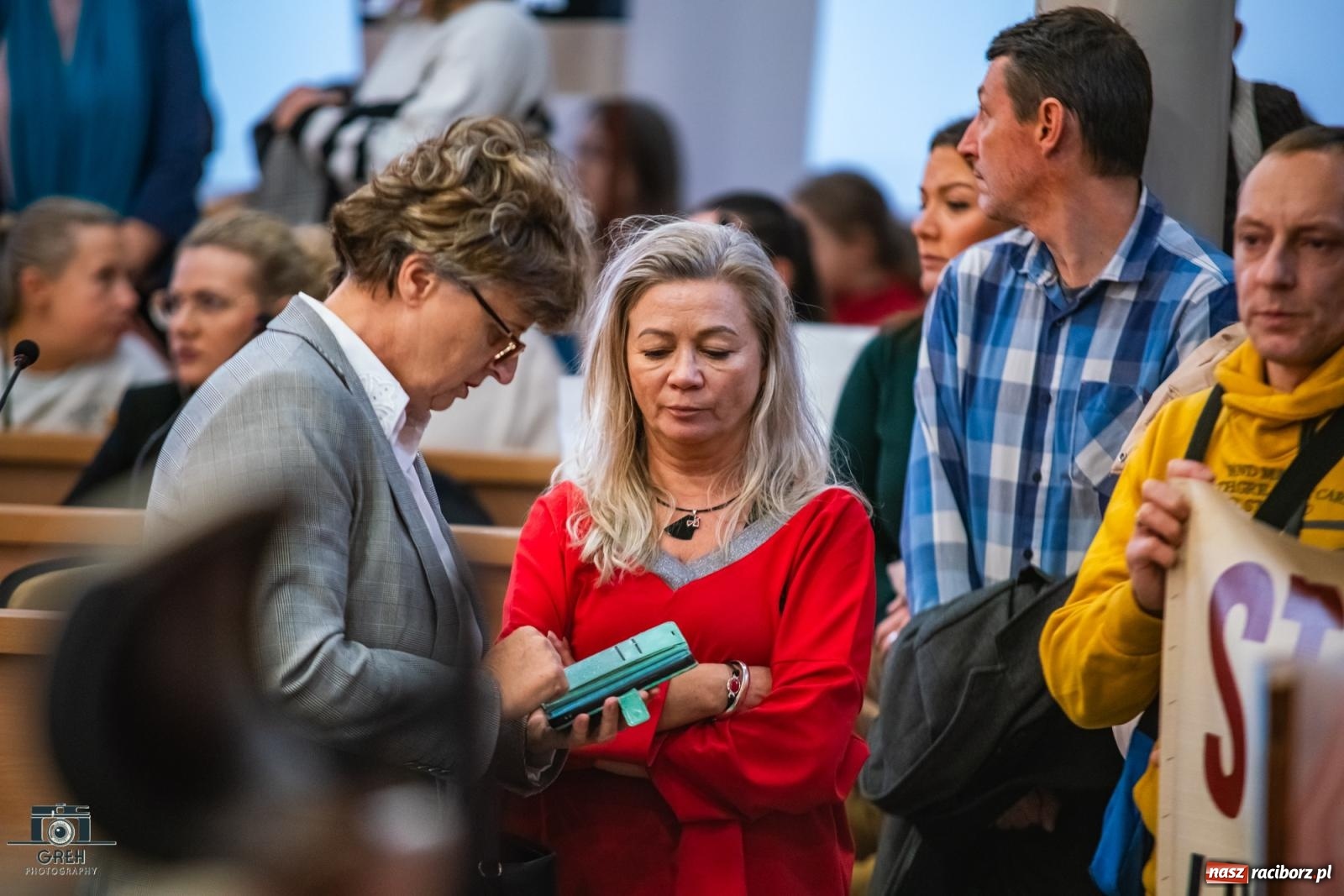 Zdjęcie w galerii na portalu naszraciborz.pl: Smutek i szok po ujawnieniu planów władz miasta. Nauczyciele, rodzice i dzieci z SP 13 przyszli na komisję oświaty wiadomości z regionu