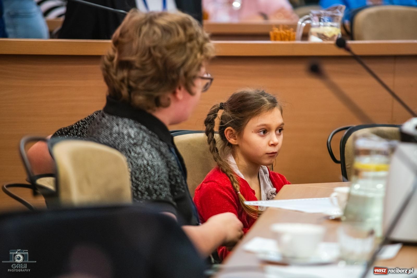 Zdjęcie w galerii na portalu naszraciborz.pl: Smutek i szok po ujawnieniu planów władz miasta. Nauczyciele, rodzice i dzieci z SP 13 przyszli na komisję oświaty wiadomości z regionu