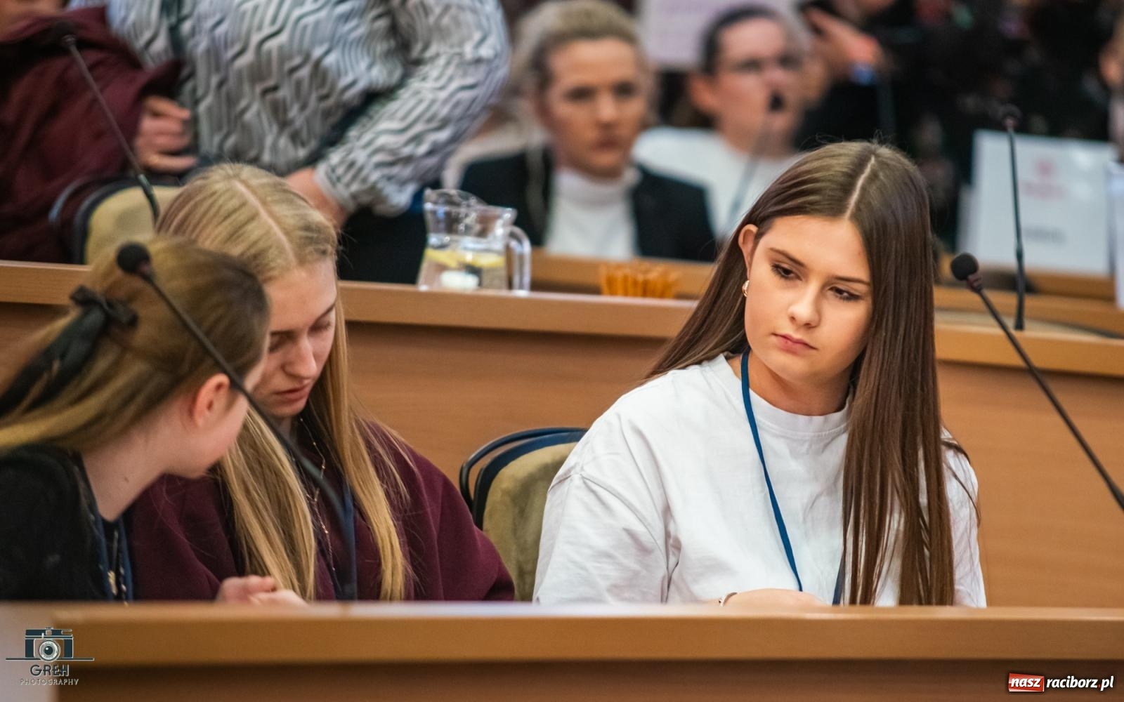 Zdjęcie w galerii na portalu naszraciborz.pl: Smutek i szok po ujawnieniu planów władz miasta. Nauczyciele, rodzice i dzieci z SP 13 przyszli na komisję oświaty wiadomości z regionu
