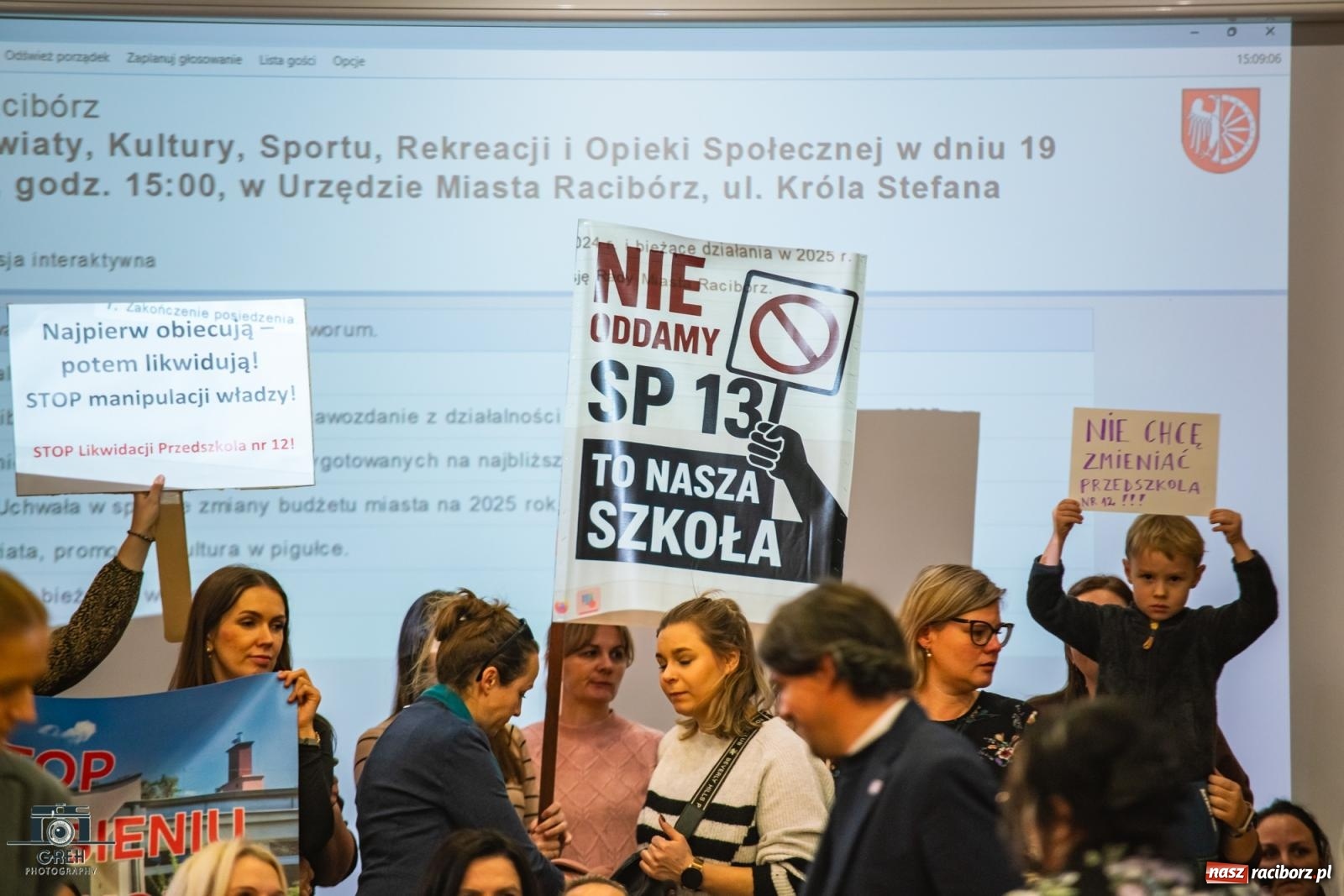 Zdjęcie w galerii na portalu naszraciborz.pl: Smutek i szok po ujawnieniu planów władz miasta. Nauczyciele, rodzice i dzieci z SP 13 przyszli na komisję oświaty wiadomości z regionu