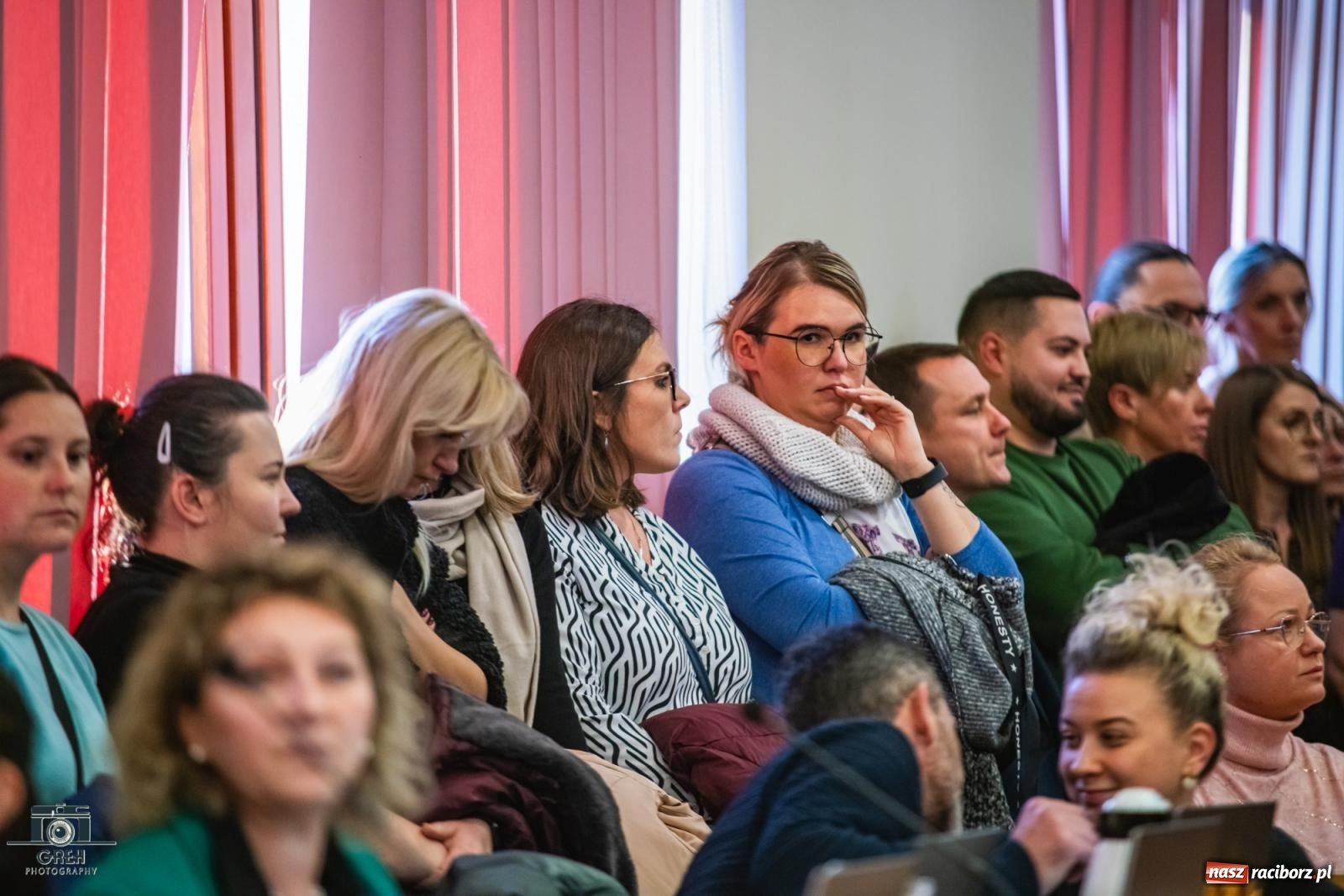 Zdjęcie w galerii na portalu naszraciborz.pl: Smutek i szok po ujawnieniu planów władz miasta. Nauczyciele, rodzice i dzieci z SP 13 przyszli na komisję oświaty wiadomości z regionu