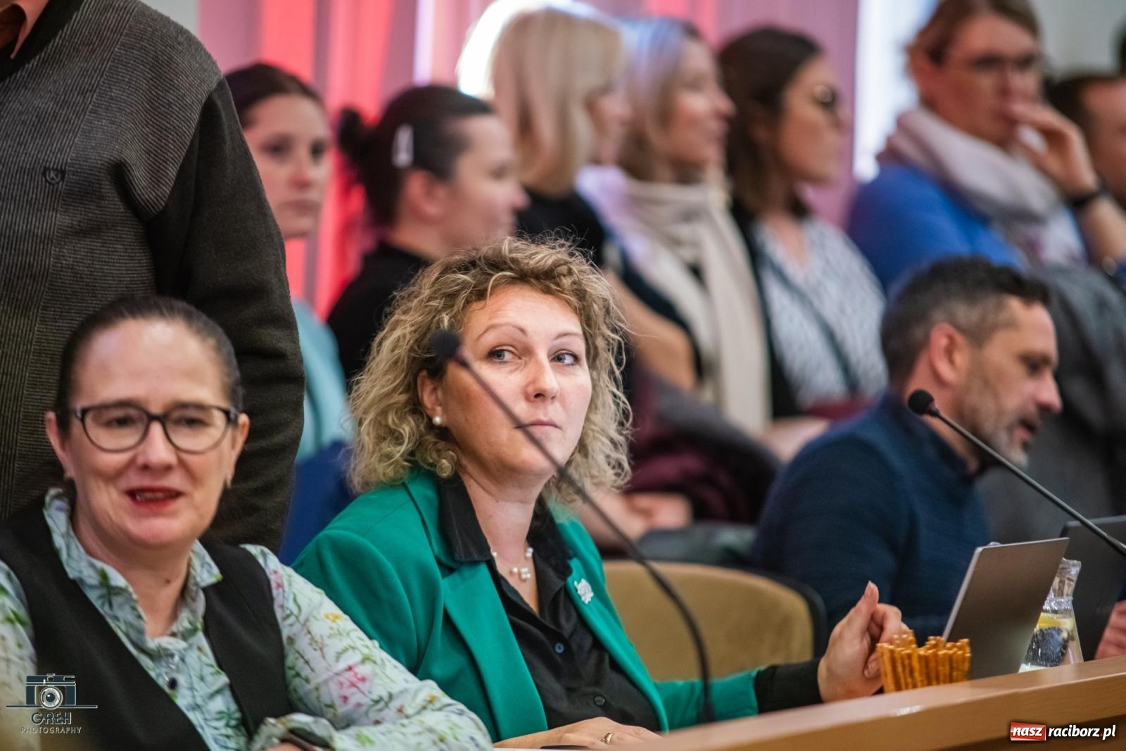 Zdjęcie w galerii na portalu naszraciborz.pl: Smutek i szok po ujawnieniu planów władz miasta. Nauczyciele, rodzice i dzieci z SP 13 przyszli na komisję oświaty wiadomości z regionu