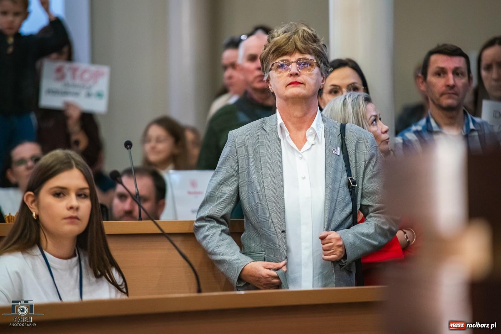 Zdjęcie w galerii na portalu naszraciborz.pl: Smutek i szok po ujawnieniu planów władz miasta. Nauczyciele, rodzice i dzieci z SP 13 przyszli na komisję oświaty wiadomości z regionu