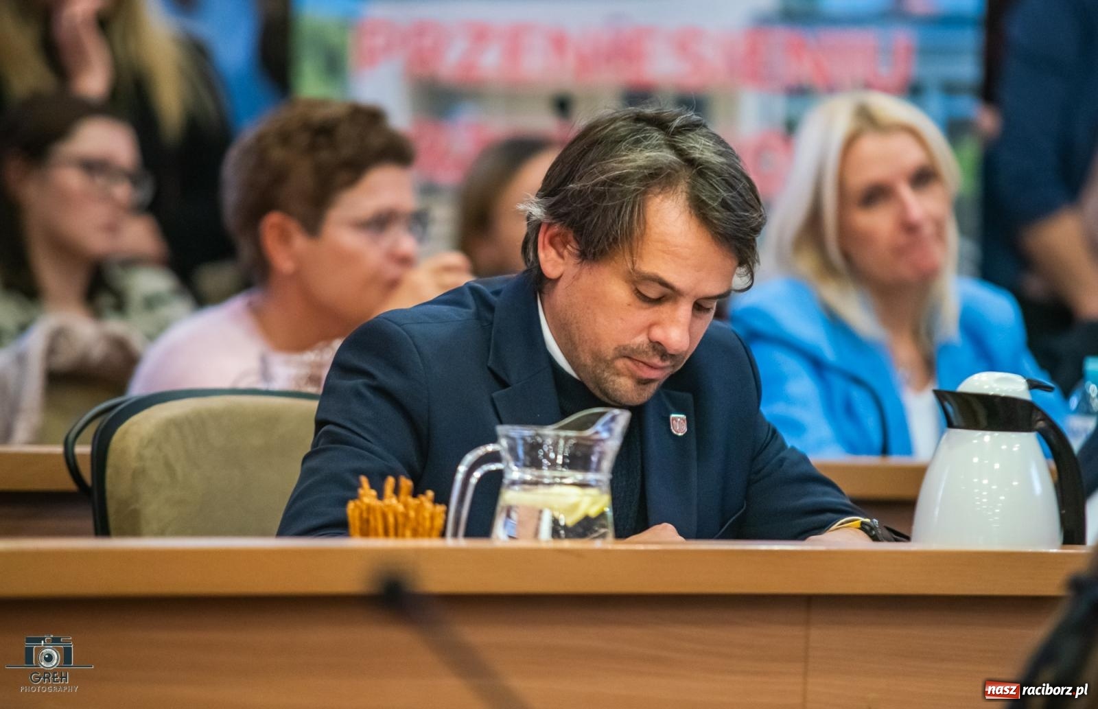 Zdjęcie w galerii na portalu naszraciborz.pl: Smutek i szok po ujawnieniu planów władz miasta. Nauczyciele, rodzice i dzieci z SP 13 przyszli na komisję oświaty wiadomości z regionu