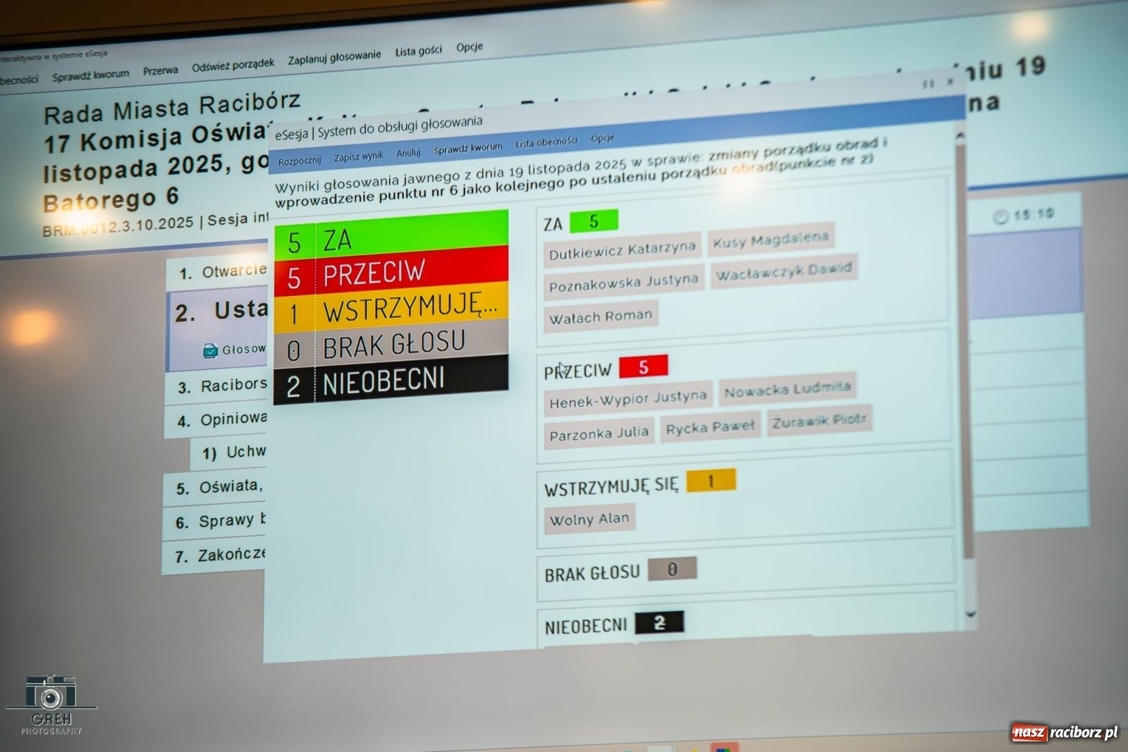 Zdjęcie w galerii na portalu naszraciborz.pl: Smutek i szok po ujawnieniu planów władz miasta. Nauczyciele, rodzice i dzieci z SP 13 przyszli na komisję oświaty wiadomości z regionu