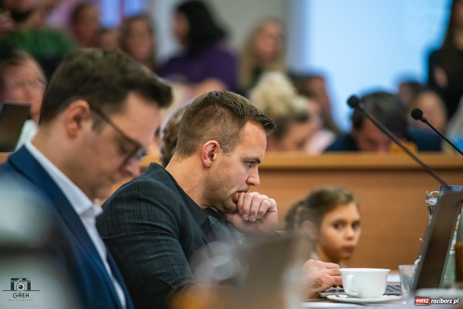 Zdjęcie w galerii na portalu naszraciborz.pl: Smutek i szok po ujawnieniu planów władz miasta. Nauczyciele, rodzice i dzieci z SP 13 przyszli na komisję oświaty wiadomości z regionu