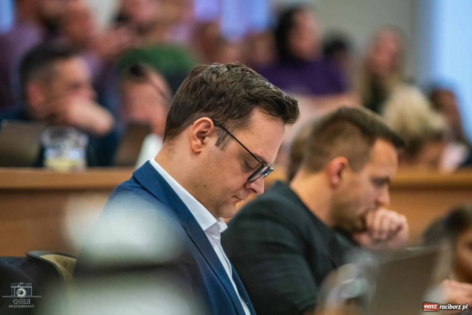 Zdjęcie w galerii na portalu naszraciborz.pl: Smutek i szok po ujawnieniu planów władz miasta. Nauczyciele, rodzice i dzieci z SP 13 przyszli na komisję oświaty wiadomości z regionu