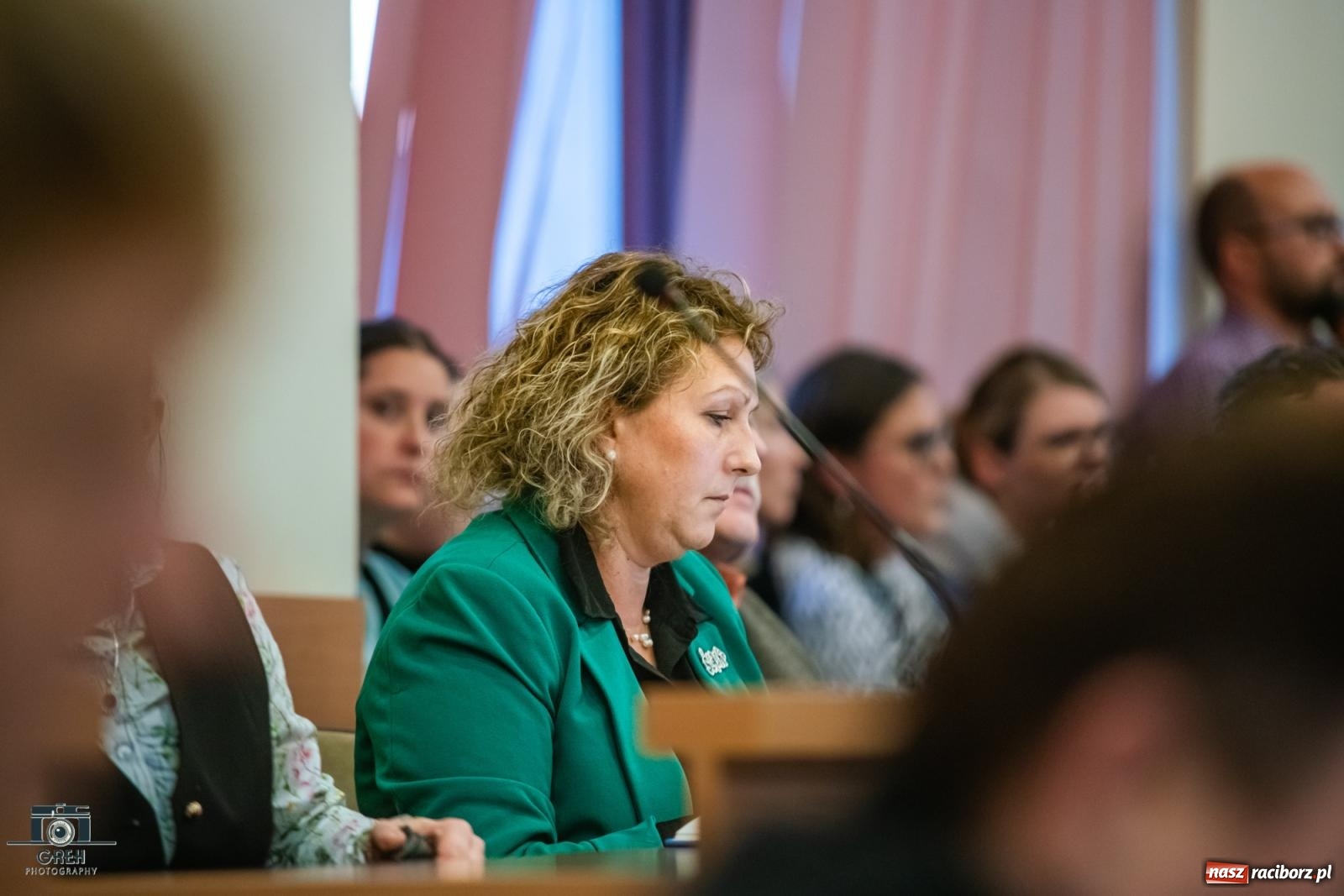 Zdjęcie w galerii na portalu naszraciborz.pl: Smutek i szok po ujawnieniu planów władz miasta. Nauczyciele, rodzice i dzieci z SP 13 przyszli na komisję oświaty wiadomości z regionu