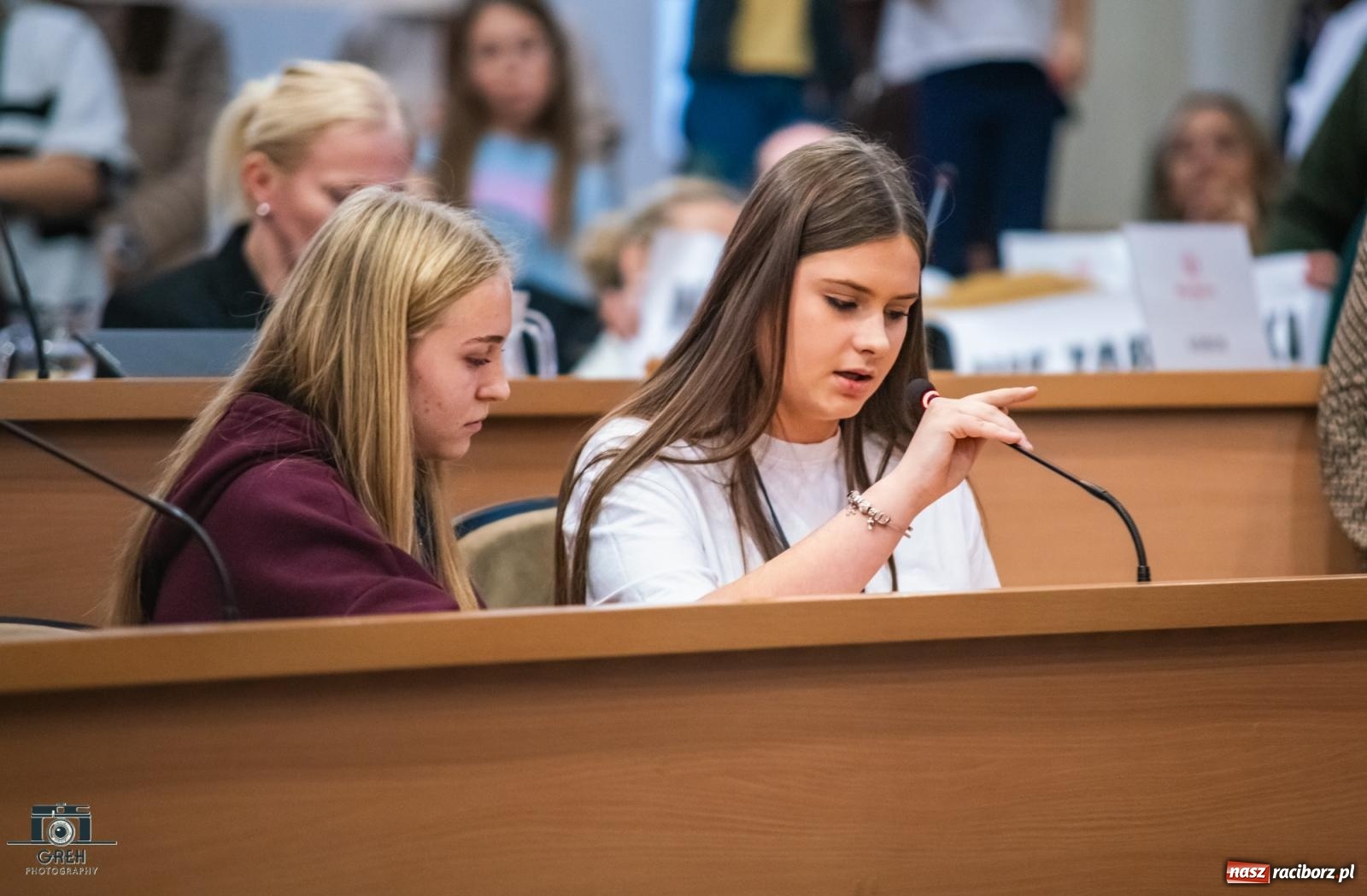 Zdjęcie w galerii na portalu naszraciborz.pl: Smutek i szok po ujawnieniu planów władz miasta. Nauczyciele, rodzice i dzieci z SP 13 przyszli na komisję oświaty wiadomości z regionu