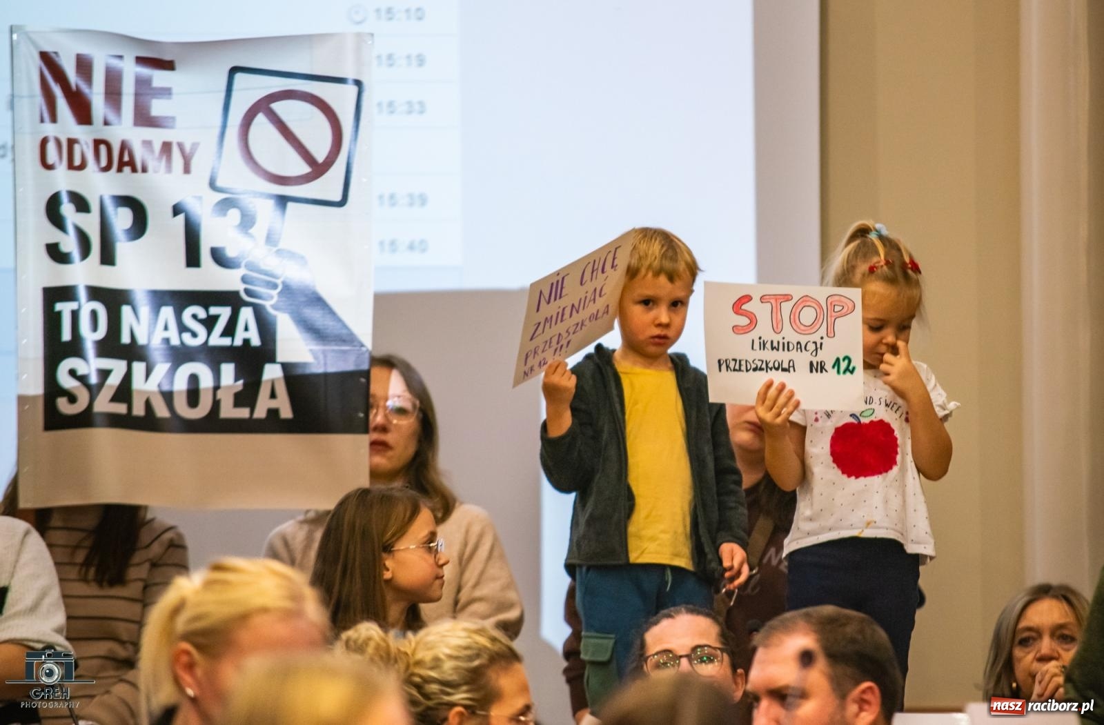 Zdjęcie w galerii na portalu naszraciborz.pl: Smutek i szok po ujawnieniu planów władz miasta. Nauczyciele, rodzice i dzieci z SP 13 przyszli na komisję oświaty wiadomości z regionu