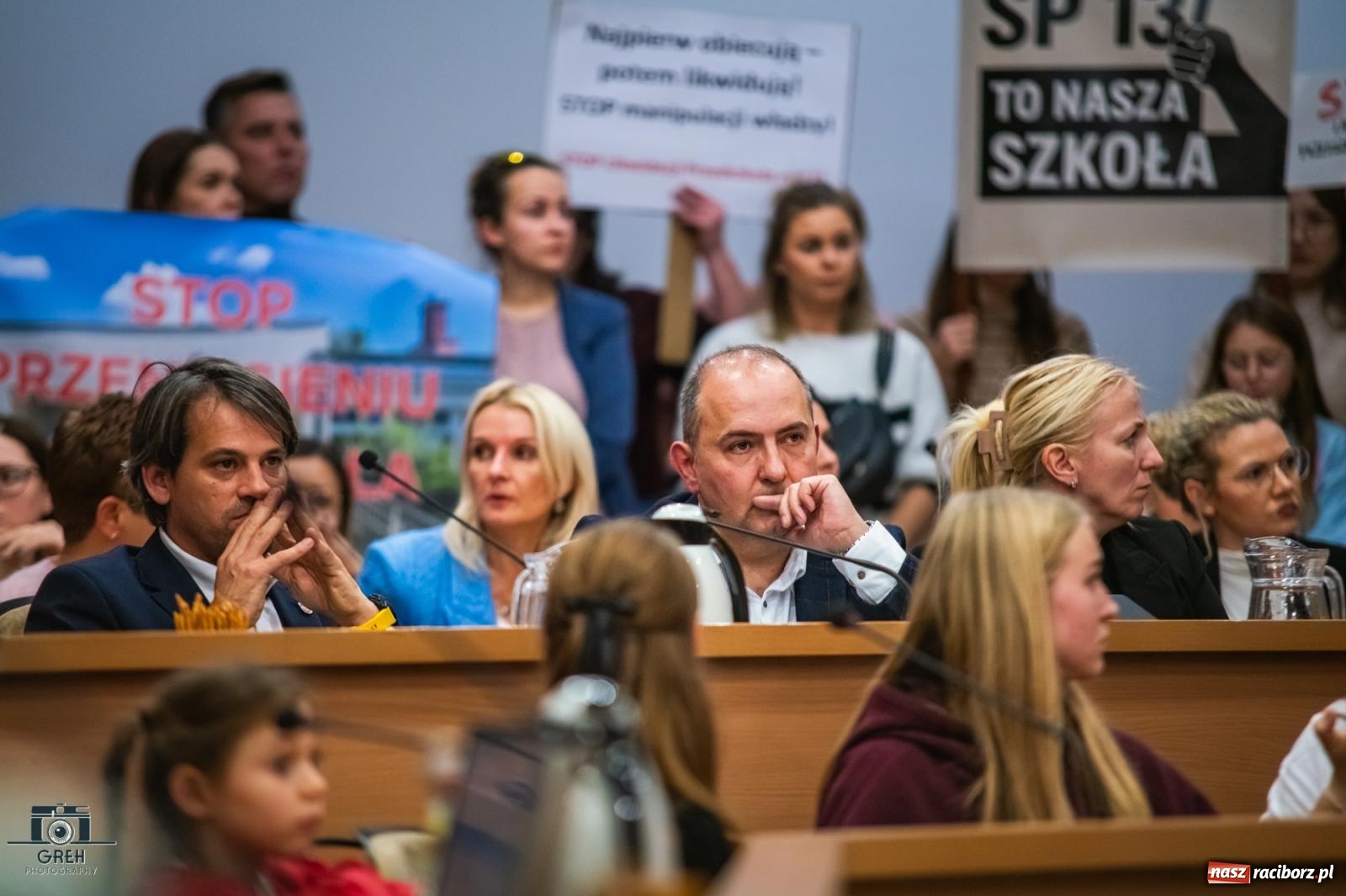 Zdjęcie w galerii na portalu naszraciborz.pl: Smutek i szok po ujawnieniu planów władz miasta. Nauczyciele, rodzice i dzieci z SP 13 przyszli na komisję oświaty wiadomości z regionu