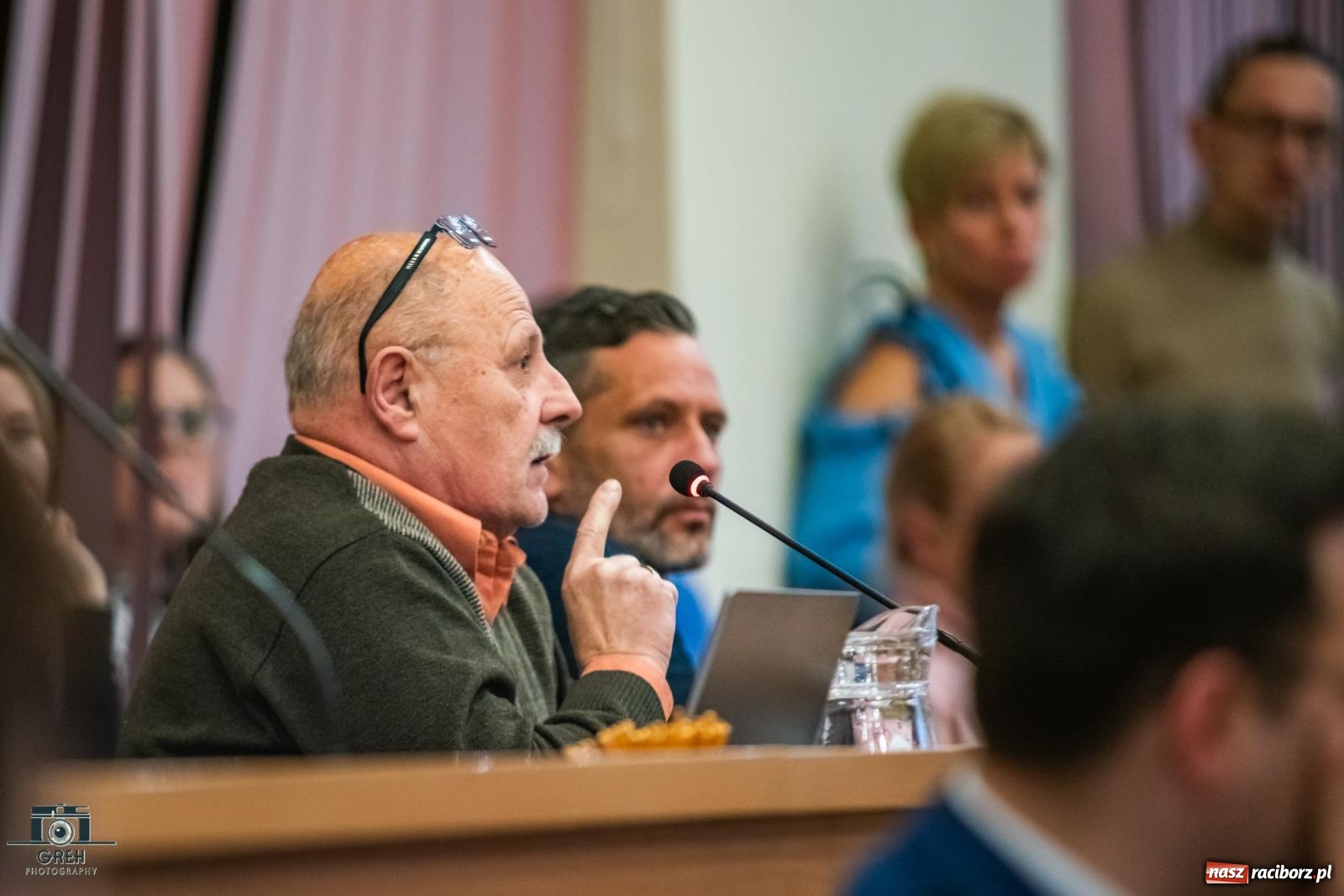 Zdjęcie w galerii na portalu naszraciborz.pl: Smutek i szok po ujawnieniu planów władz miasta. Nauczyciele, rodzice i dzieci z SP 13 przyszli na komisję oświaty wiadomości z regionu