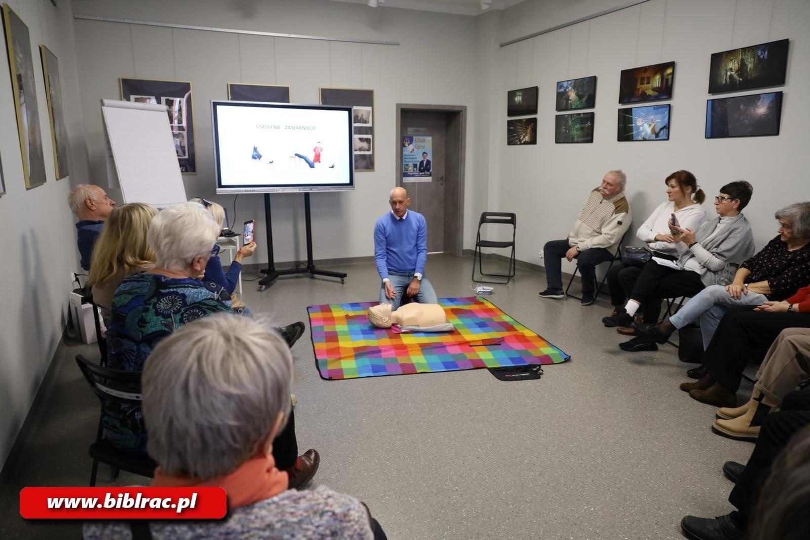 Zdjęcie w galerii na portalu naszraciborz.pl: Praktyczne warsztaty z pierwszej pomocy w raciborskiej bibliotece wiadomości z regionu