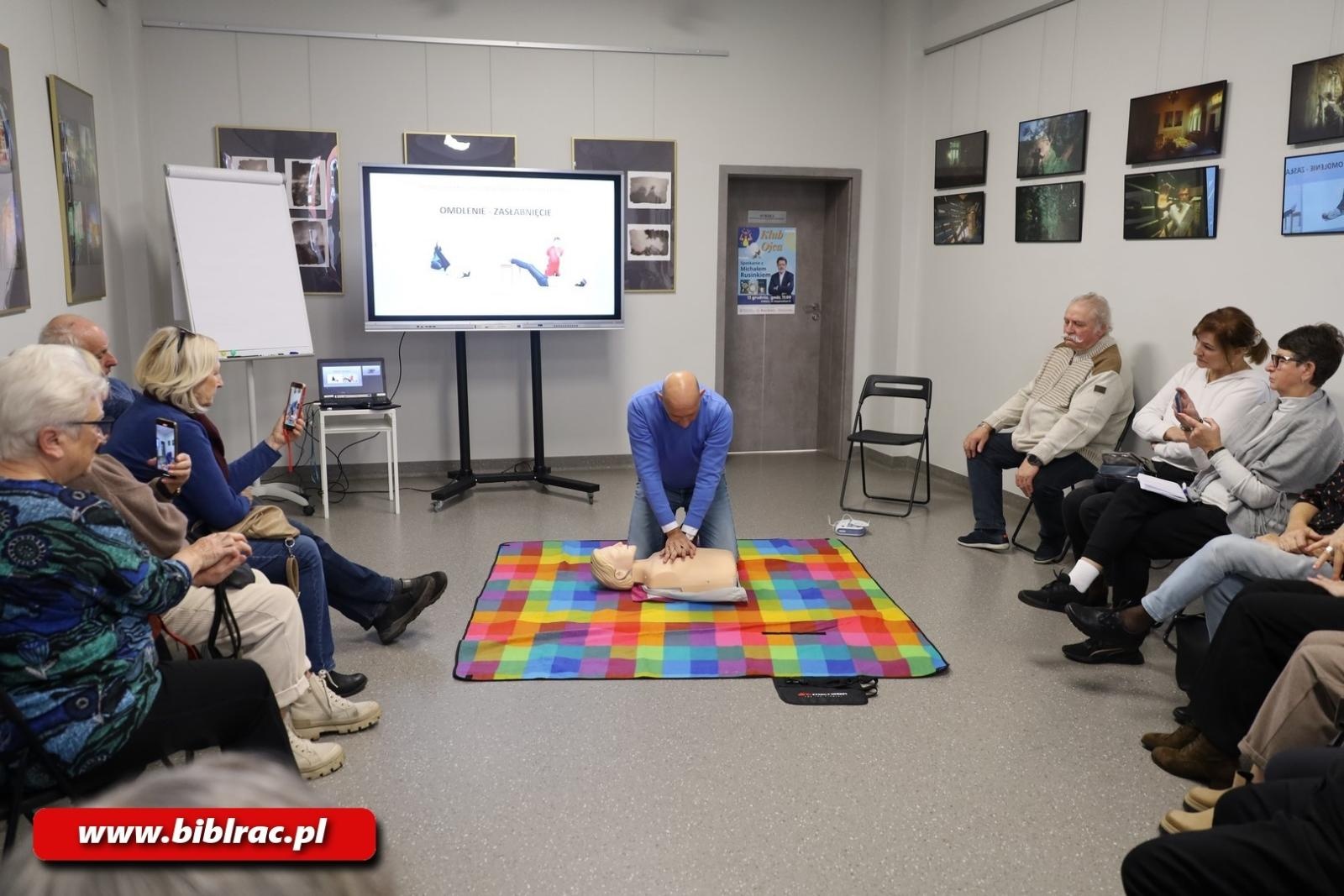 Zdjęcie w galerii na portalu naszraciborz.pl: Praktyczne warsztaty z pierwszej pomocy w raciborskiej bibliotece wiadomości z regionu