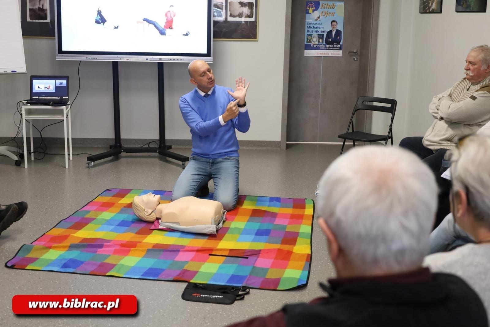 Zdjęcie w galerii na portalu naszraciborz.pl: Praktyczne warsztaty z pierwszej pomocy w raciborskiej bibliotece wiadomości z regionu