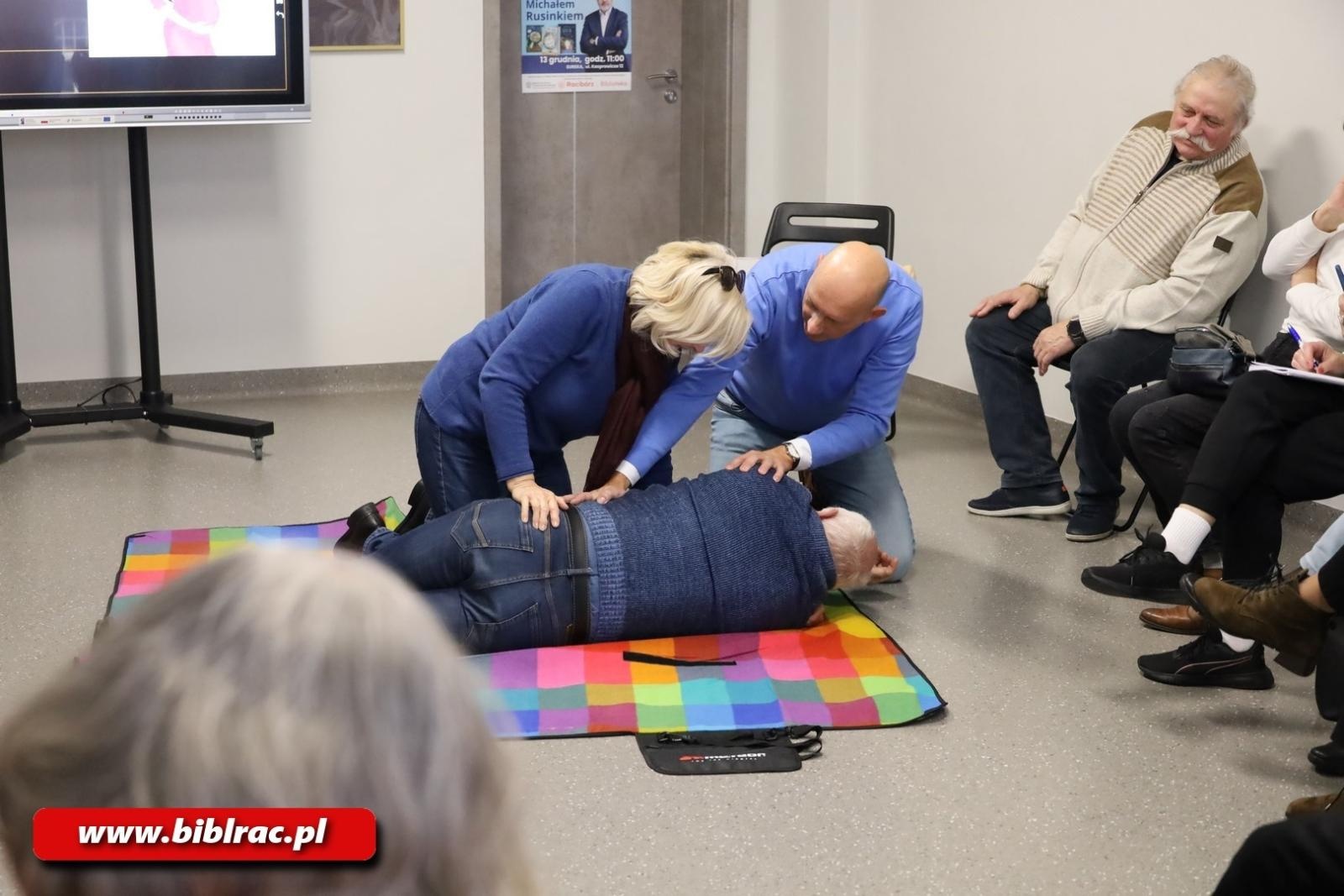 Zdjęcie w galerii na portalu naszraciborz.pl: Praktyczne warsztaty z pierwszej pomocy w raciborskiej bibliotece wiadomości z regionu