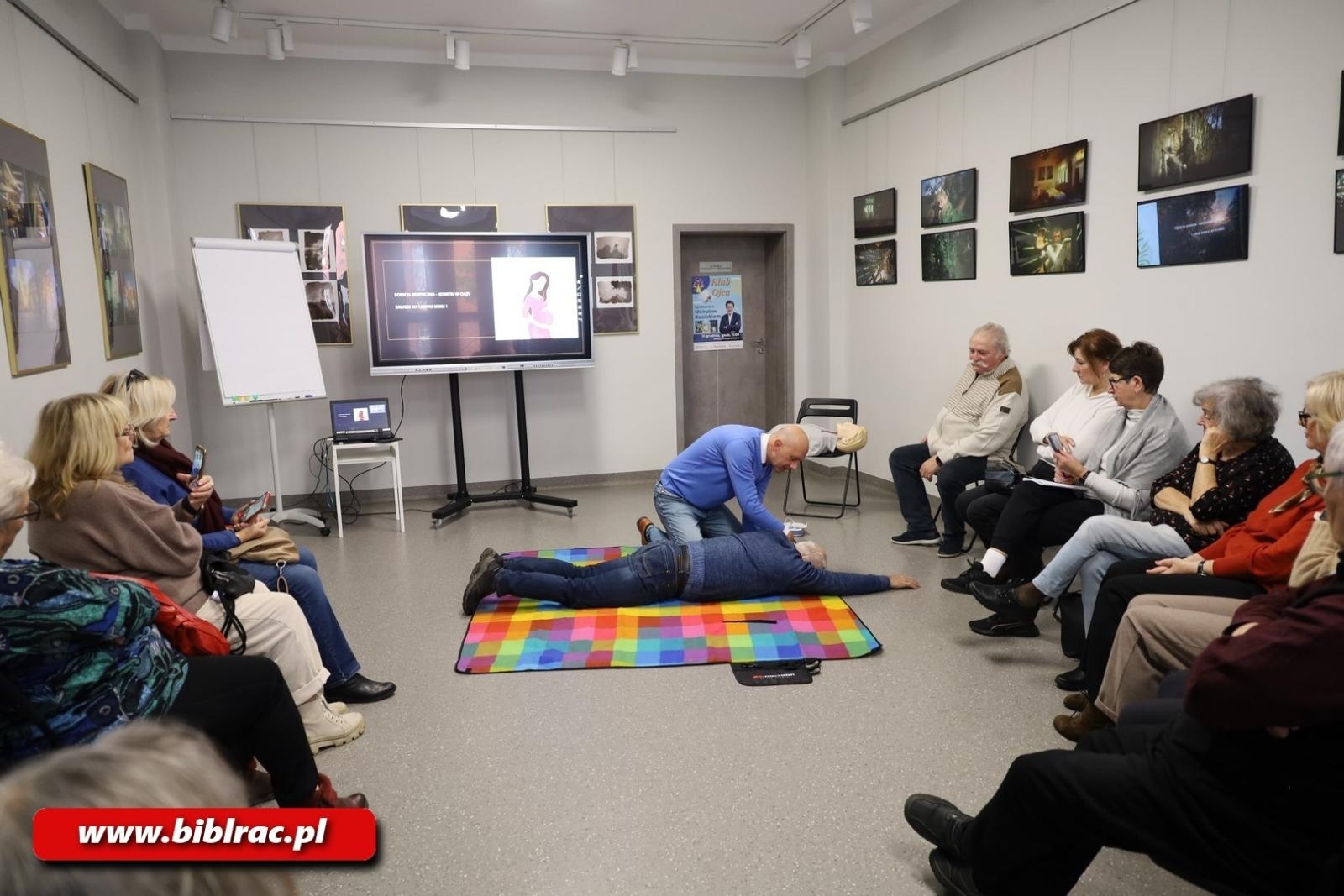 Zdjęcie w galerii na portalu naszraciborz.pl: Praktyczne warsztaty z pierwszej pomocy w raciborskiej bibliotece wiadomości z regionu