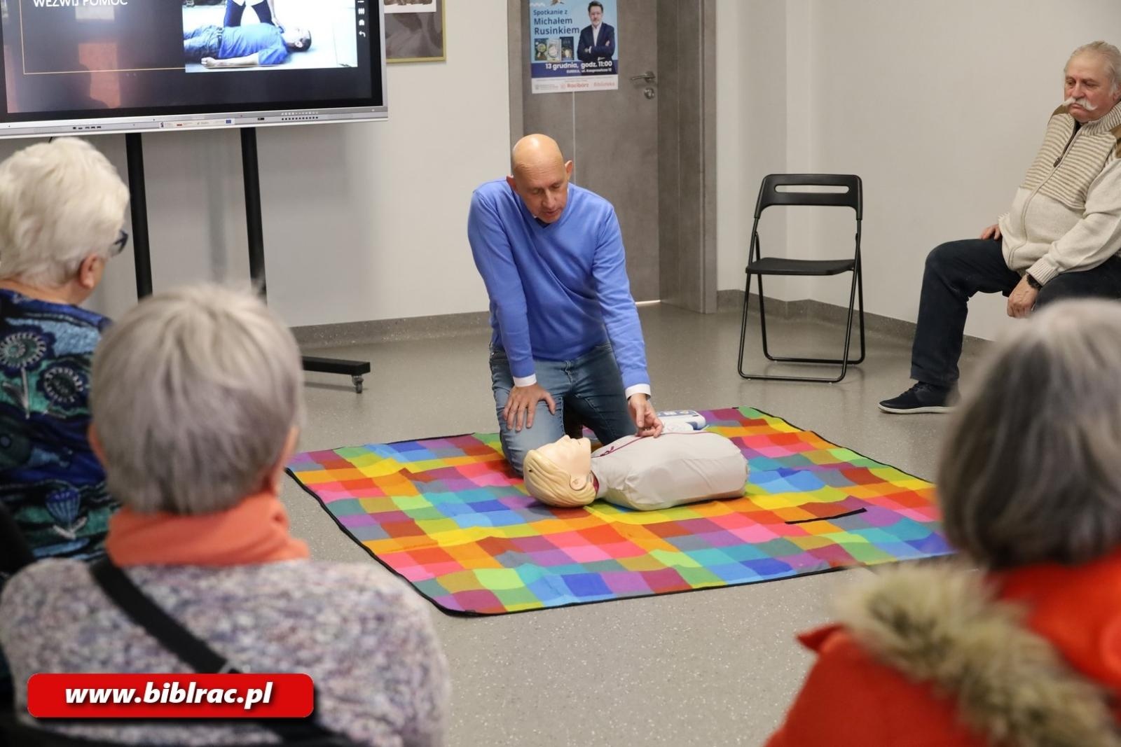 Zdjęcie w galerii na portalu naszraciborz.pl: Praktyczne warsztaty z pierwszej pomocy w raciborskiej bibliotece wiadomości z regionu