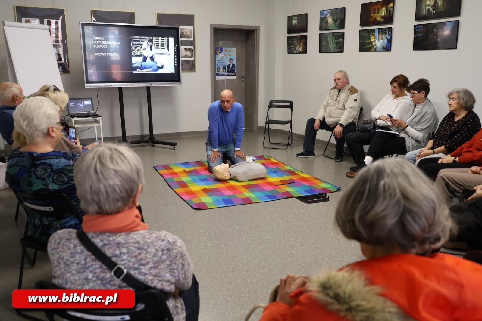Zdjęcie w galerii na portalu naszraciborz.pl: Praktyczne warsztaty z pierwszej pomocy w raciborskiej bibliotece wiadomości z regionu