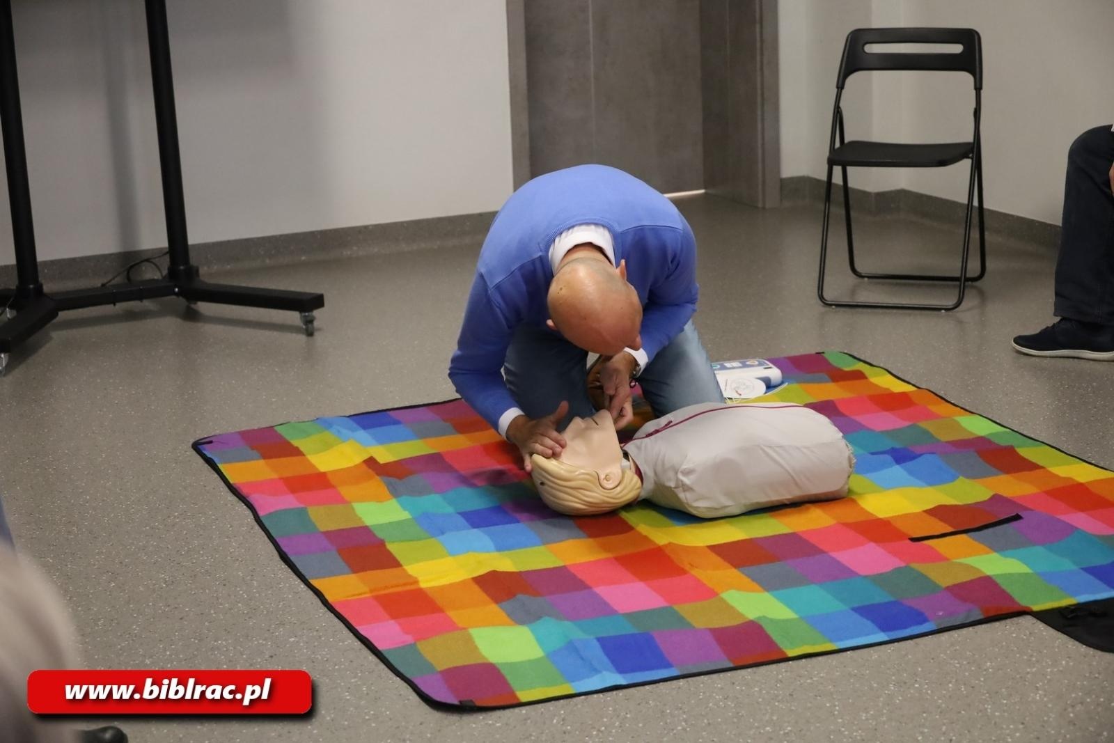 Zdjęcie w galerii na portalu naszraciborz.pl: Praktyczne warsztaty z pierwszej pomocy w raciborskiej bibliotece wiadomości z regionu