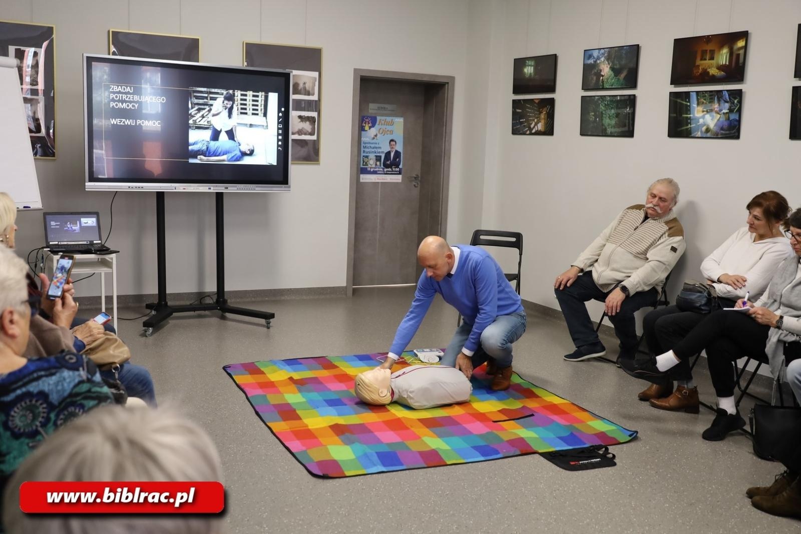 Zdjęcie w galerii na portalu naszraciborz.pl: Praktyczne warsztaty z pierwszej pomocy w raciborskiej bibliotece wiadomości z regionu