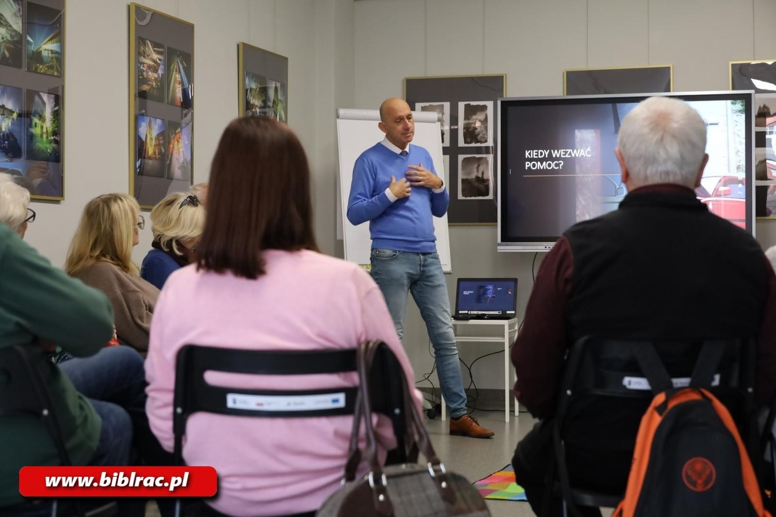 Zdjęcie w galerii na portalu naszraciborz.pl: Praktyczne warsztaty z pierwszej pomocy w raciborskiej bibliotece wiadomości z regionu
