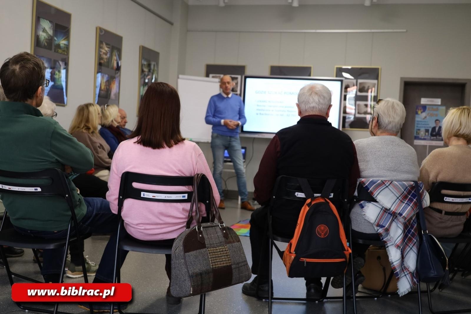 Zdjęcie w galerii na portalu naszraciborz.pl: Praktyczne warsztaty z pierwszej pomocy w raciborskiej bibliotece wiadomości z regionu