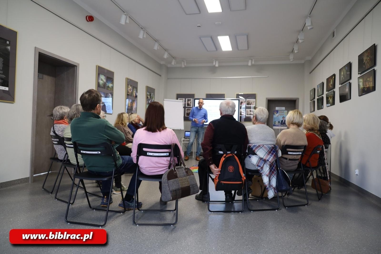 Zdjęcie w galerii na portalu naszraciborz.pl: Praktyczne warsztaty z pierwszej pomocy w raciborskiej bibliotece wiadomości z regionu