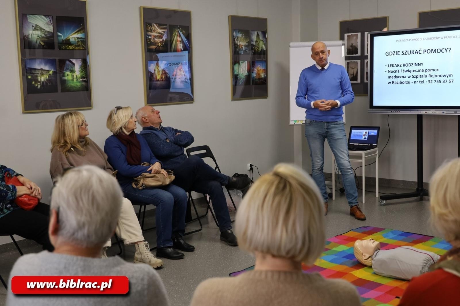 Zdjęcie w galerii na portalu naszraciborz.pl: Praktyczne warsztaty z pierwszej pomocy w raciborskiej bibliotece wiadomości z regionu