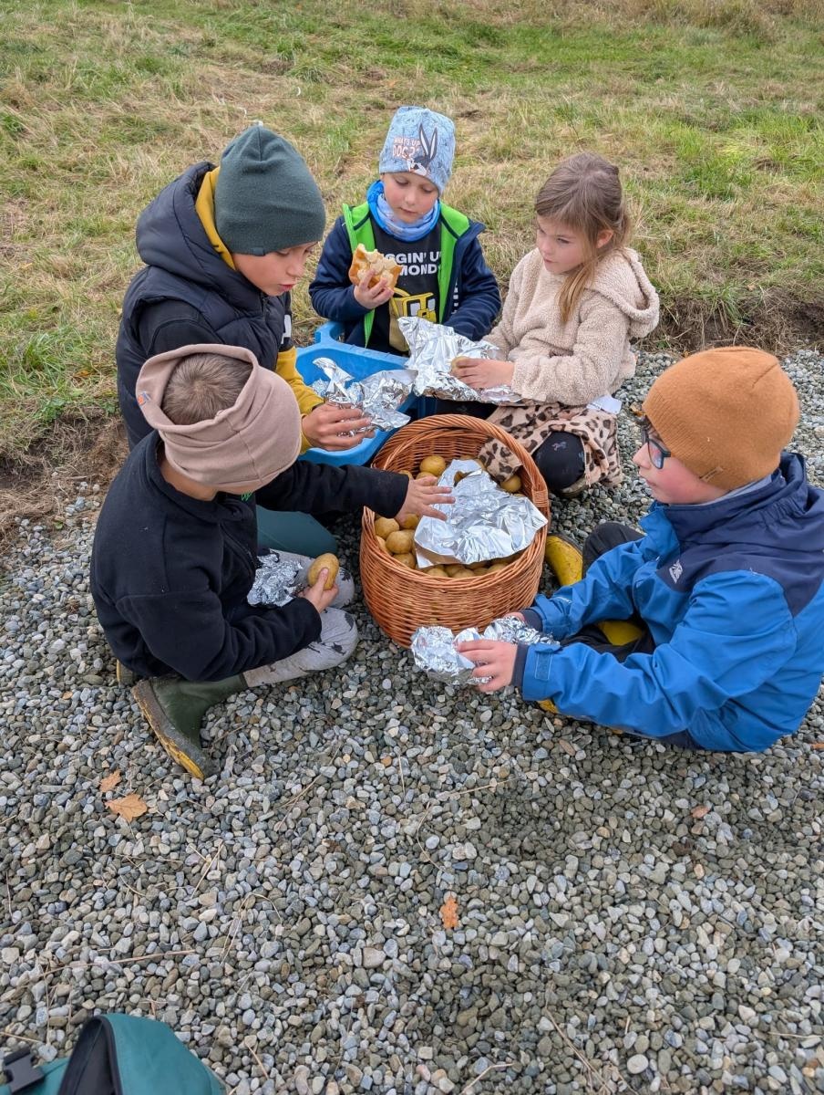 Zdjęcie w galerii na portalu naszraciborz.pl: Finał projektu Zielona Baza w Górkach Śląskich przyciągnął dzieci i mieszkańców sołectwa wiadomości z regionu