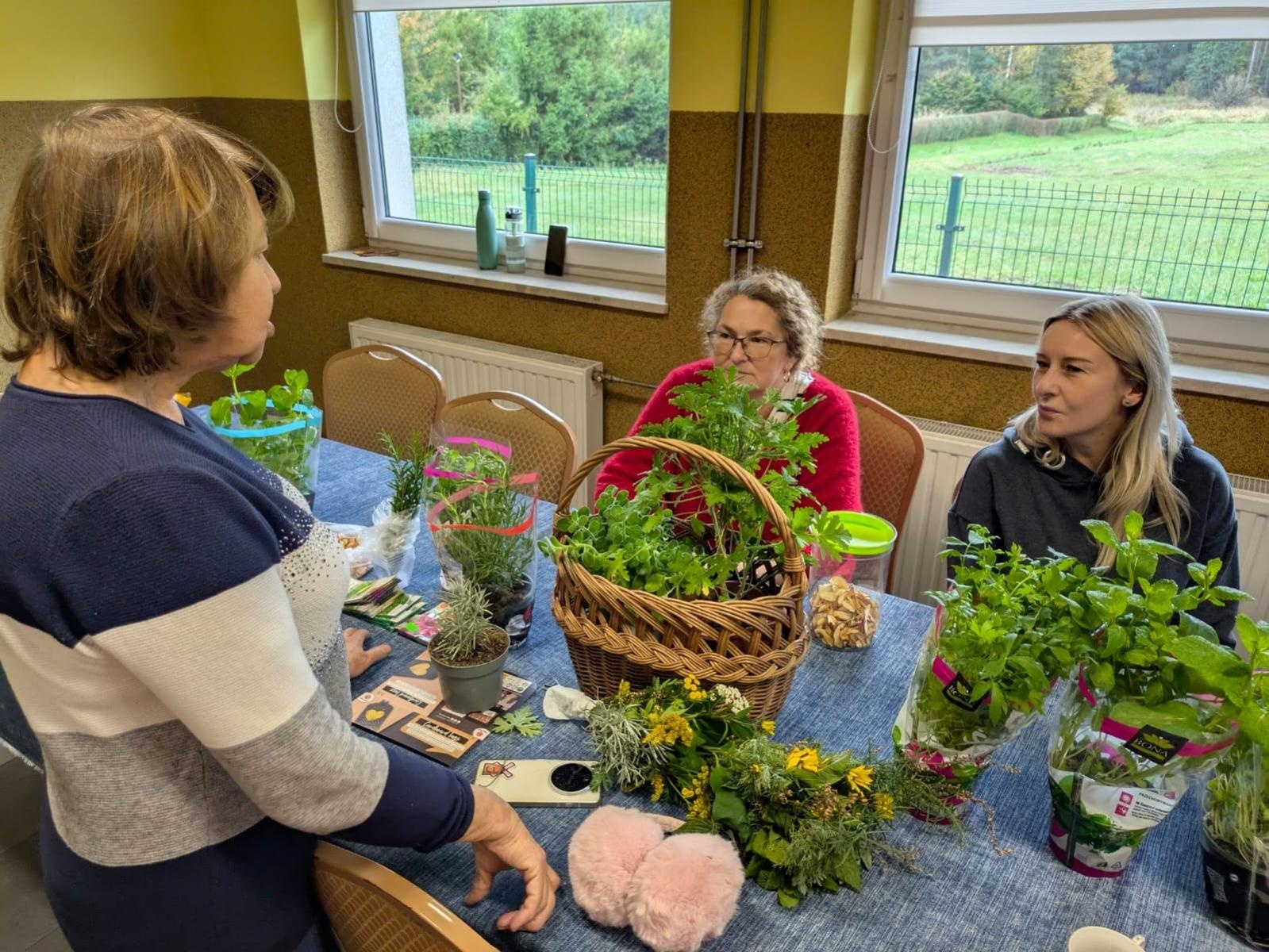 Zdjęcie w galerii na portalu naszraciborz.pl: Finał projektu Zielona Baza w Górkach Śląskich przyciągnął dzieci i mieszkańców sołectwa wiadomości z regionu