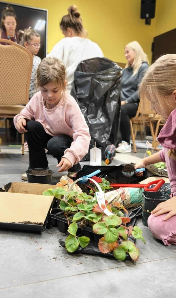 Zdjęcie w galerii na portalu naszraciborz.pl: Finał projektu Zielona Baza w Górkach Śląskich przyciągnął dzieci i mieszkańców sołectwa wiadomości z regionu