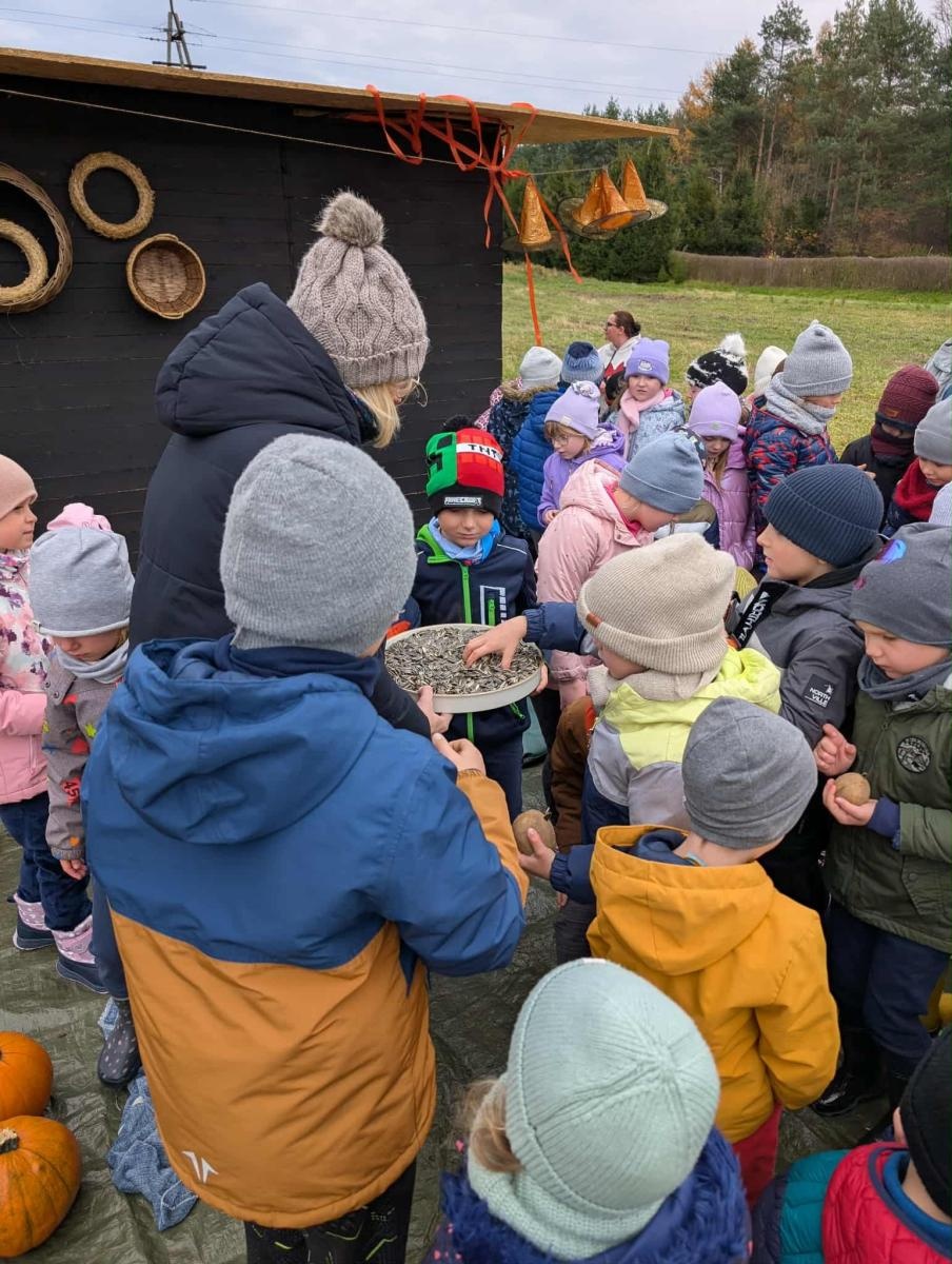 Zdjęcie w galerii na portalu naszraciborz.pl: Finał projektu Zielona Baza w Górkach Śląskich przyciągnął dzieci i mieszkańców sołectwa wiadomości z regionu