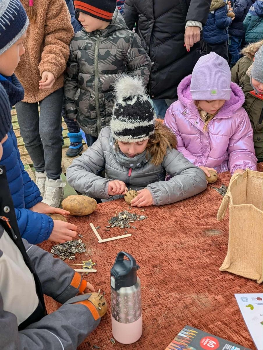 Zdjęcie w galerii na portalu naszraciborz.pl: Finał projektu Zielona Baza w Górkach Śląskich przyciągnął dzieci i mieszkańców sołectwa wiadomości z regionu