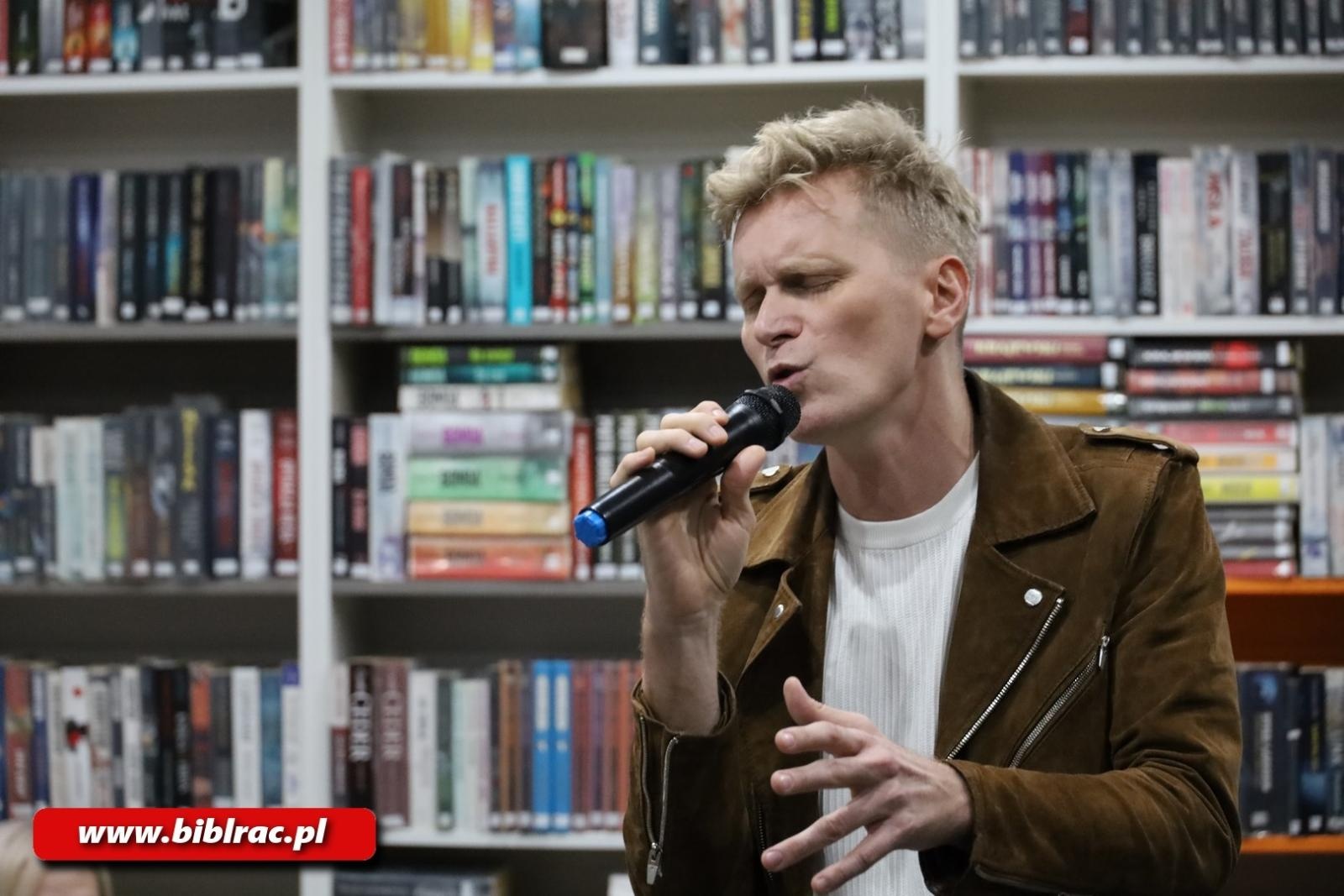 Zdjęcie w galerii na portalu naszraciborz.pl: Duet prawie idealny w bibliotece na Ostrogu wiadomości z regionu