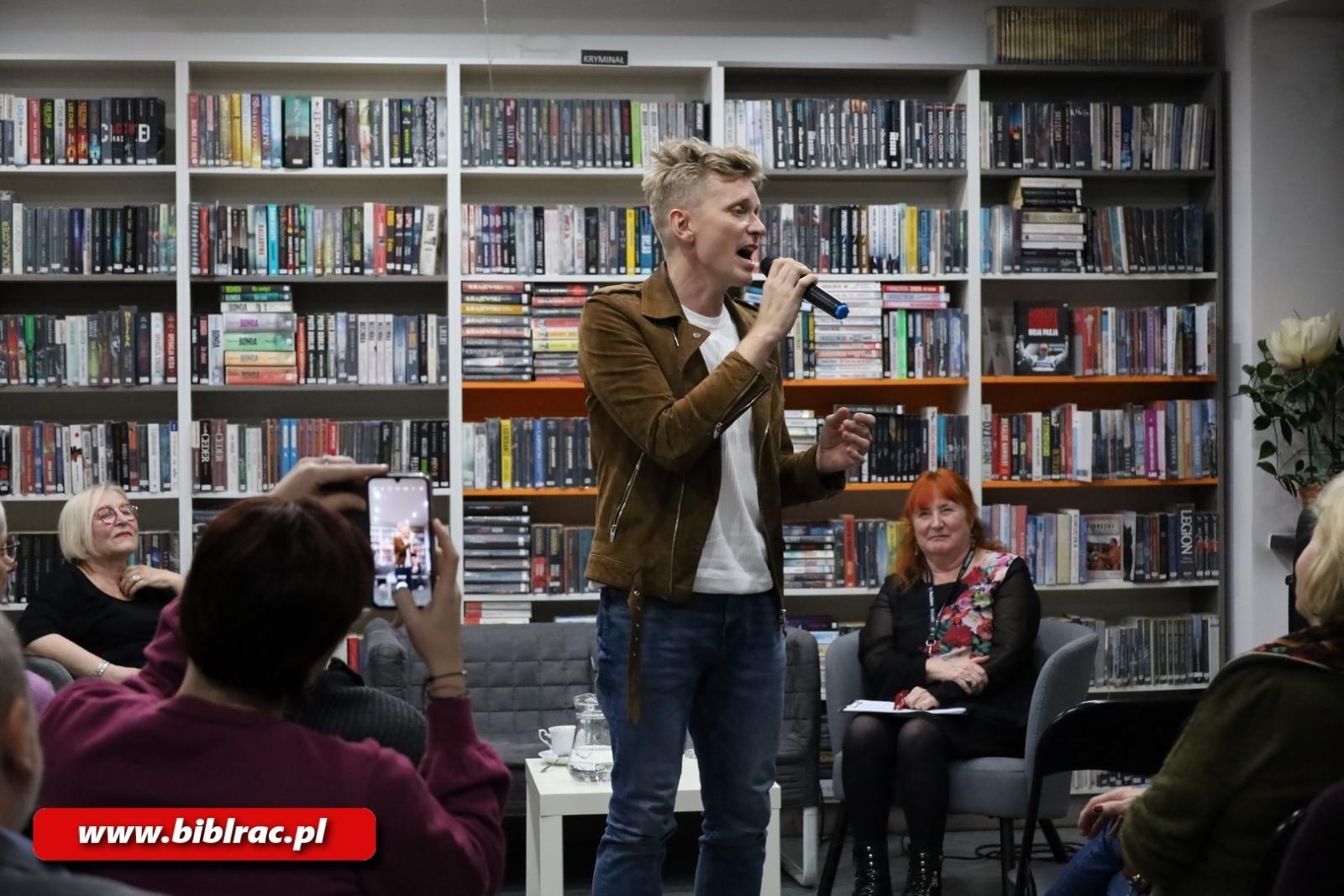 Zdjęcie w galerii na portalu naszraciborz.pl: Duet prawie idealny w bibliotece na Ostrogu wiadomości z regionu