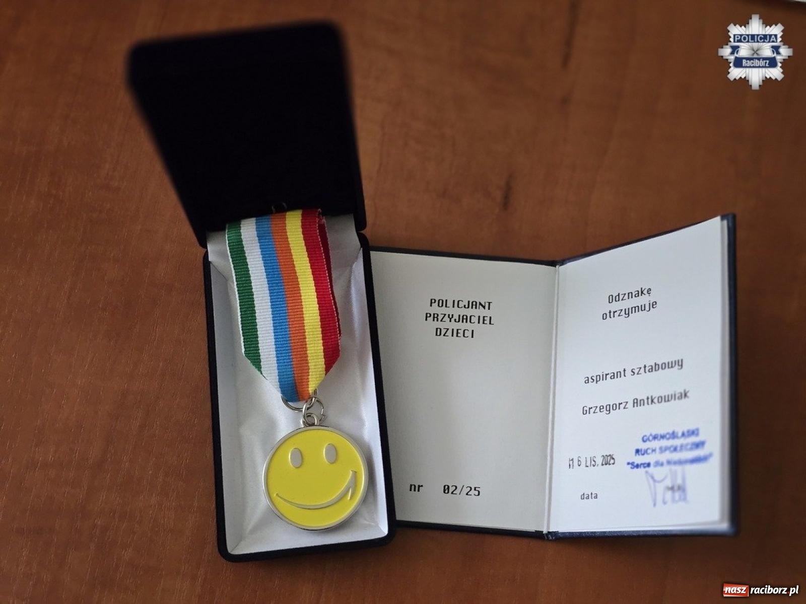 Zdjęcie w galerii na portalu naszraciborz.pl: Policjant z Raciborza uhonorowany odznaką Elegancki Przyjaciel Dzieci wiadomości z regionu