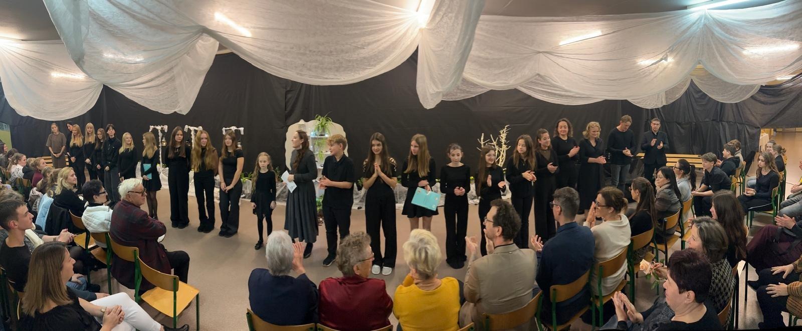 Zdjęcie w galerii na portalu naszraciborz.pl: W SP Krzyżanowice odbył się kolejny Wieczór poezji… wiadomości z regionu