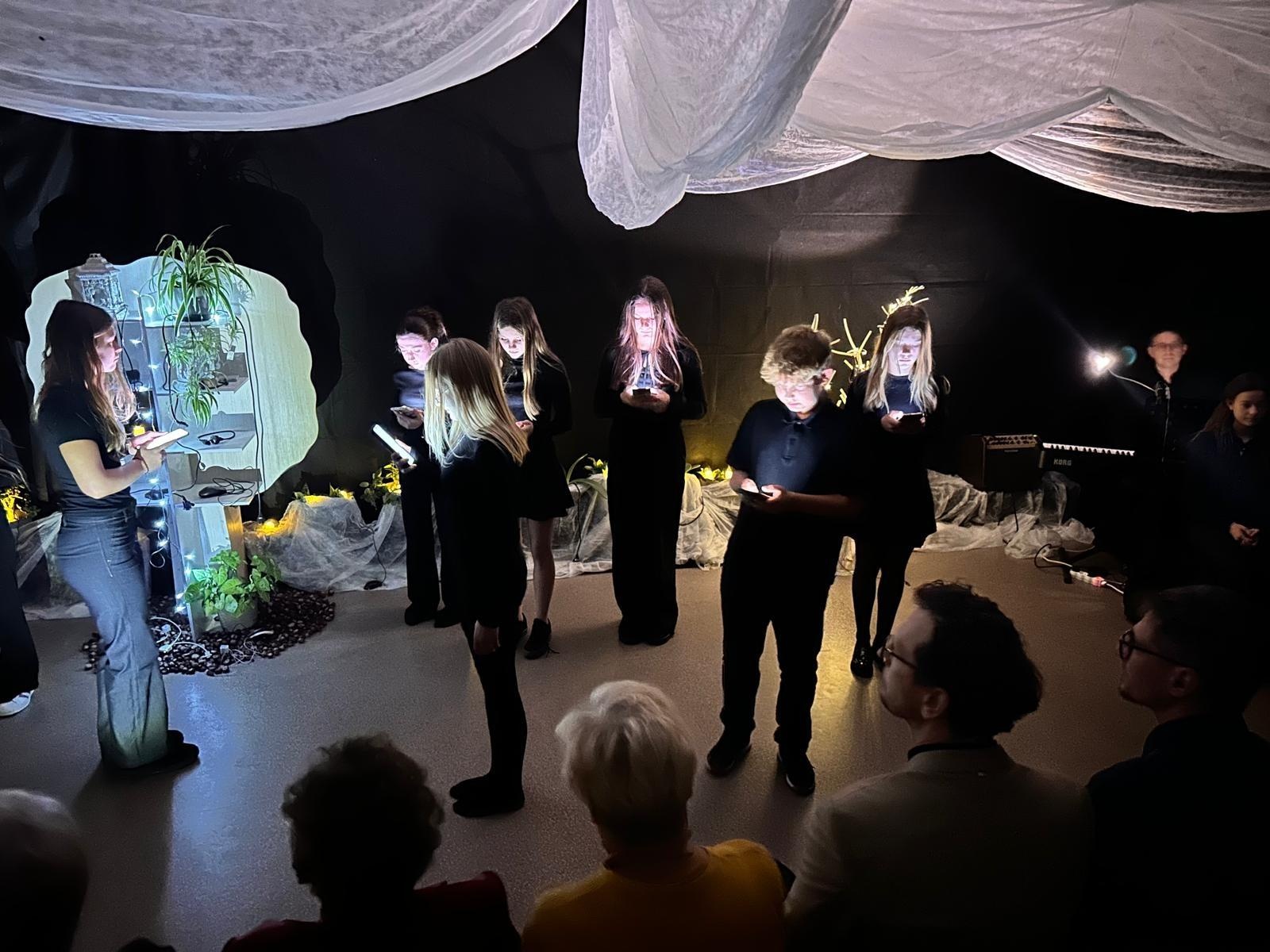 Zdjęcie w galerii na portalu naszraciborz.pl: W SP Krzyżanowice odbył się kolejny Wieczór poezji… wiadomości z regionu