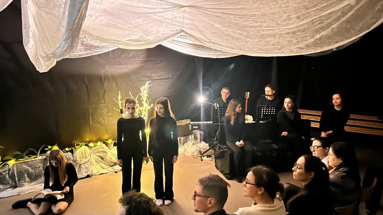 Zdjęcie w galerii na portalu naszraciborz.pl: W SP Krzyżanowice odbył się kolejny Wieczór poezji… wiadomości z regionu