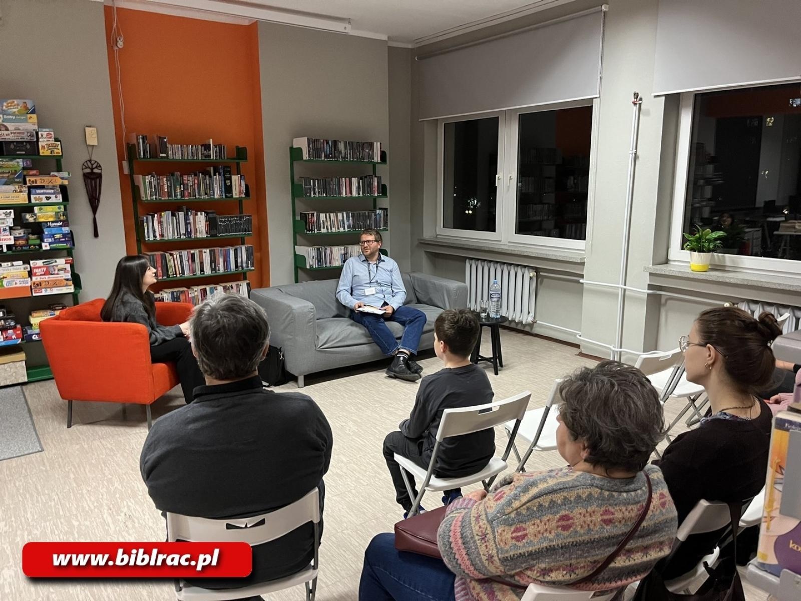 Zdjęcie w galerii na portalu naszraciborz.pl: Klaudia Muniak spotkała się z czytelnikami przy Żorskiej wiadomości z regionu