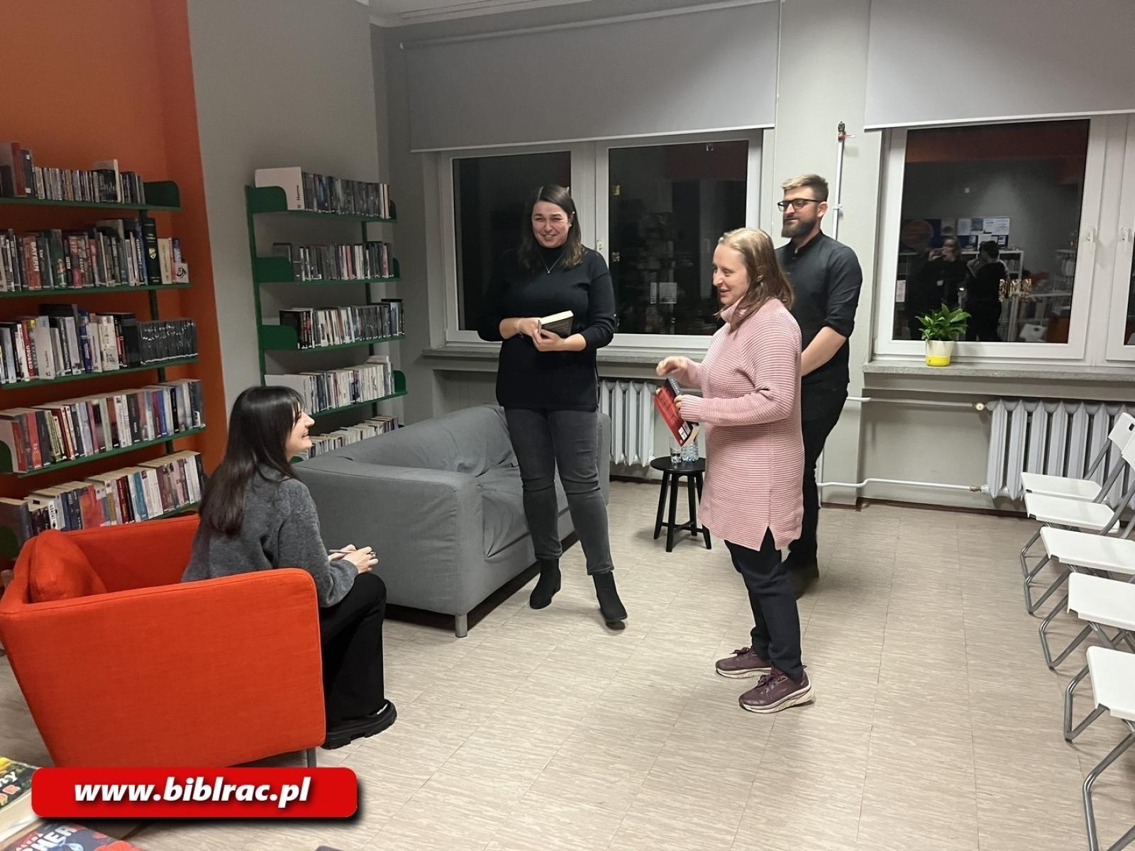 Zdjęcie w galerii na portalu naszraciborz.pl: Klaudia Muniak spotkała się z czytelnikami przy Żorskiej wiadomości z regionu