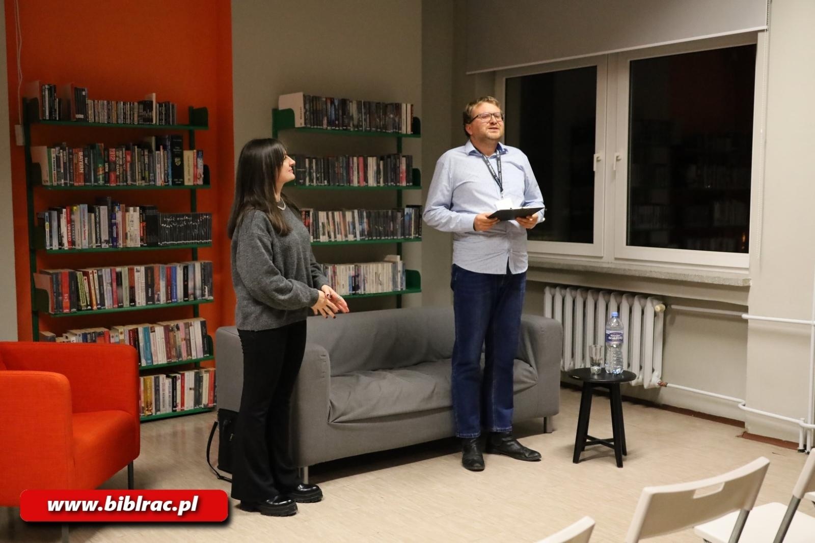 Zdjęcie w galerii na portalu naszraciborz.pl: Klaudia Muniak spotkała się z czytelnikami przy Żorskiej wiadomości z regionu