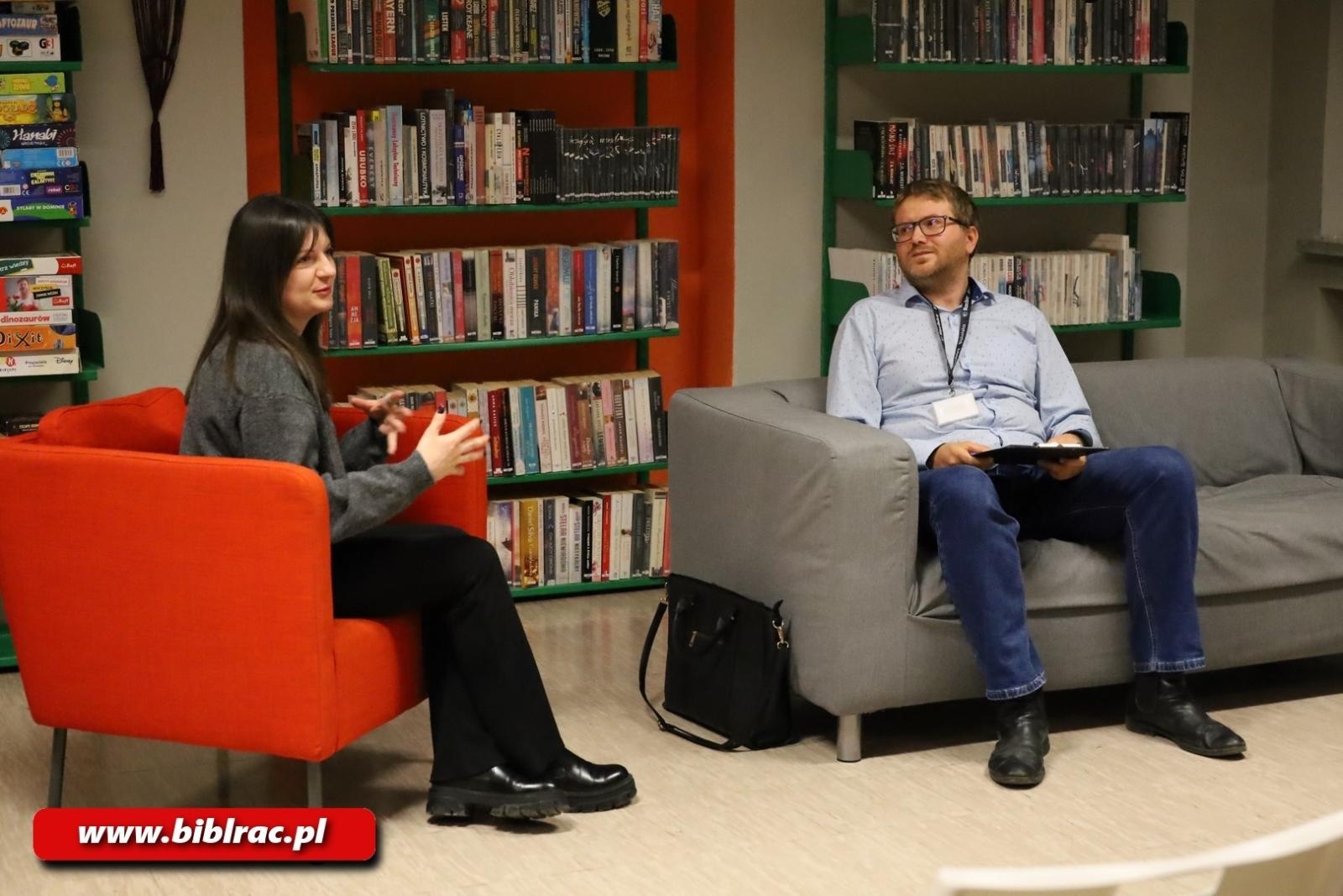 Zdjęcie w galerii na portalu naszraciborz.pl: Klaudia Muniak spotkała się z czytelnikami przy Żorskiej wiadomości z regionu