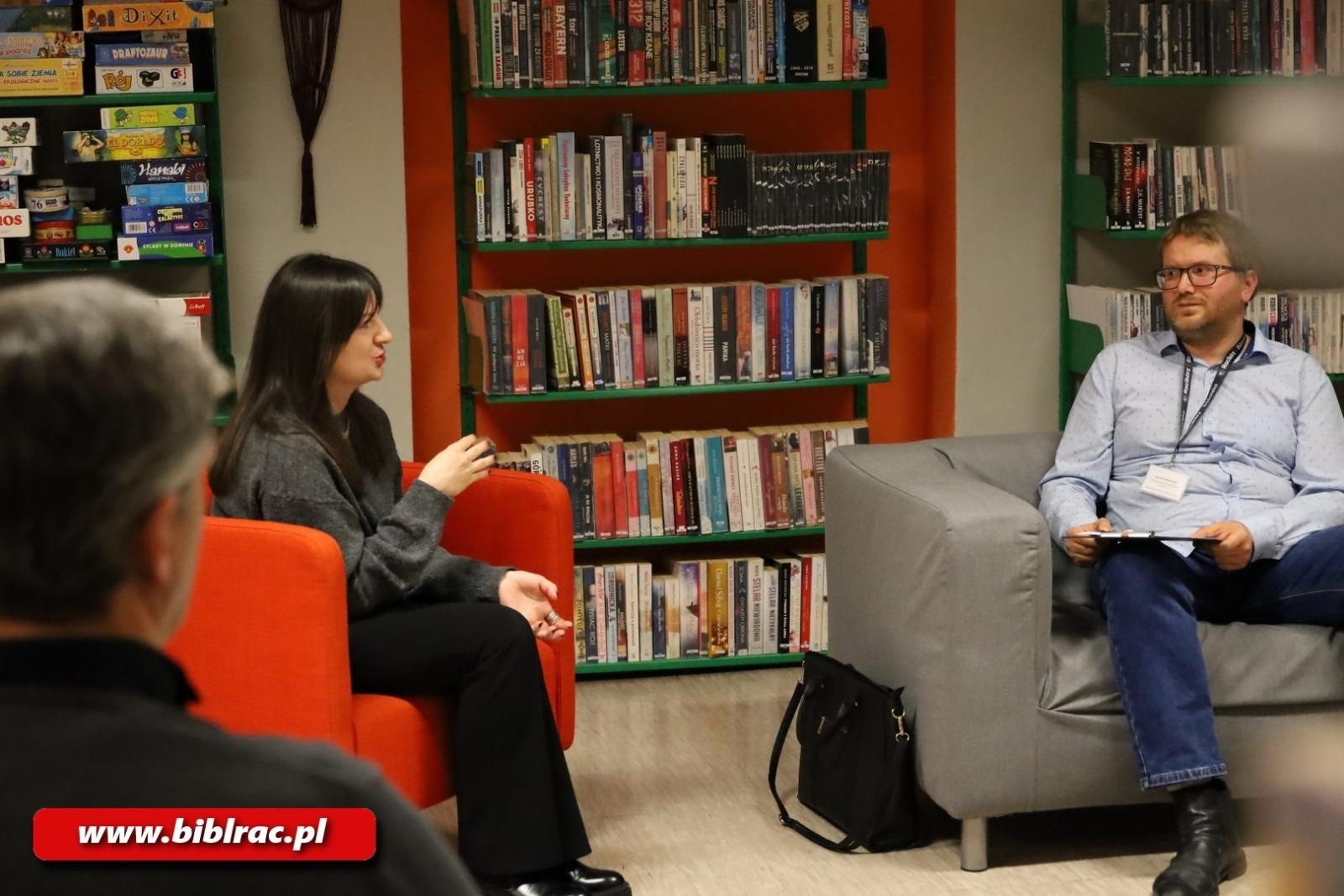 Zdjęcie w galerii na portalu naszraciborz.pl: Klaudia Muniak spotkała się z czytelnikami przy Żorskiej wiadomości z regionu