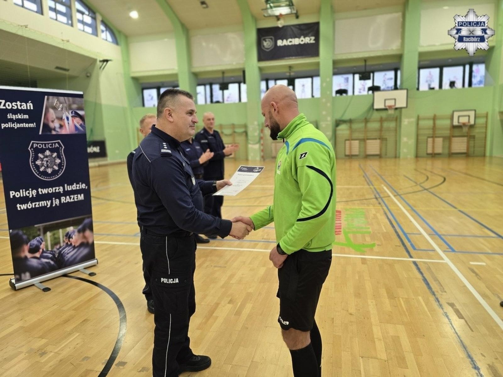 Zdjęcie w galerii na portalu naszraciborz.pl: Wojewódzkie Mistrzostwa Policji w Halowej Piłce Nożnej w Raciborzu. Rywalizacja na najwyższym poziomie w hali RAFAKO wiadomości z regionu