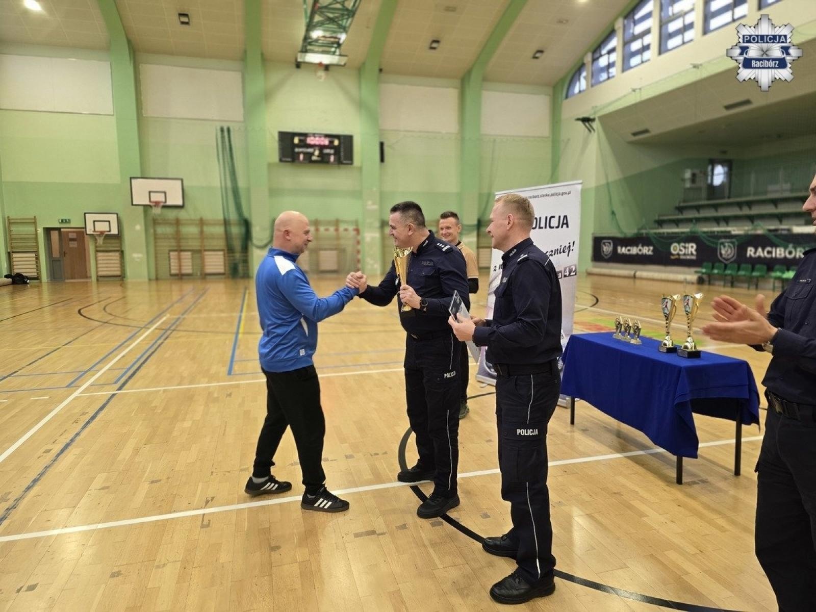 Zdjęcie w galerii na portalu naszraciborz.pl: Wojewódzkie Mistrzostwa Policji w Halowej Piłce Nożnej w Raciborzu. Rywalizacja na najwyższym poziomie w hali RAFAKO wiadomości z regionu