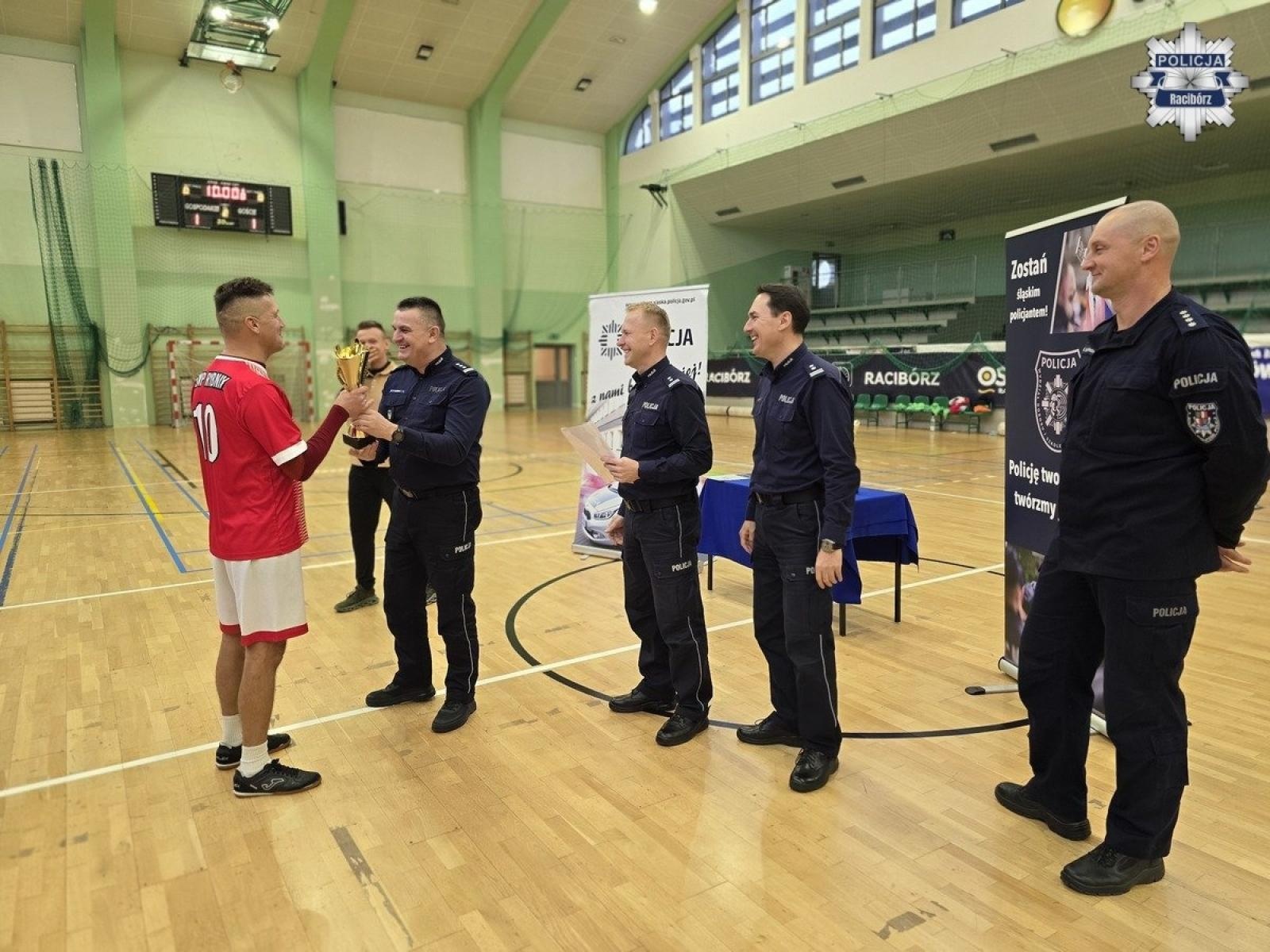 Zdjęcie w galerii na portalu naszraciborz.pl: Wojewódzkie Mistrzostwa Policji w Halowej Piłce Nożnej w Raciborzu. Rywalizacja na najwyższym poziomie w hali RAFAKO wiadomości z regionu